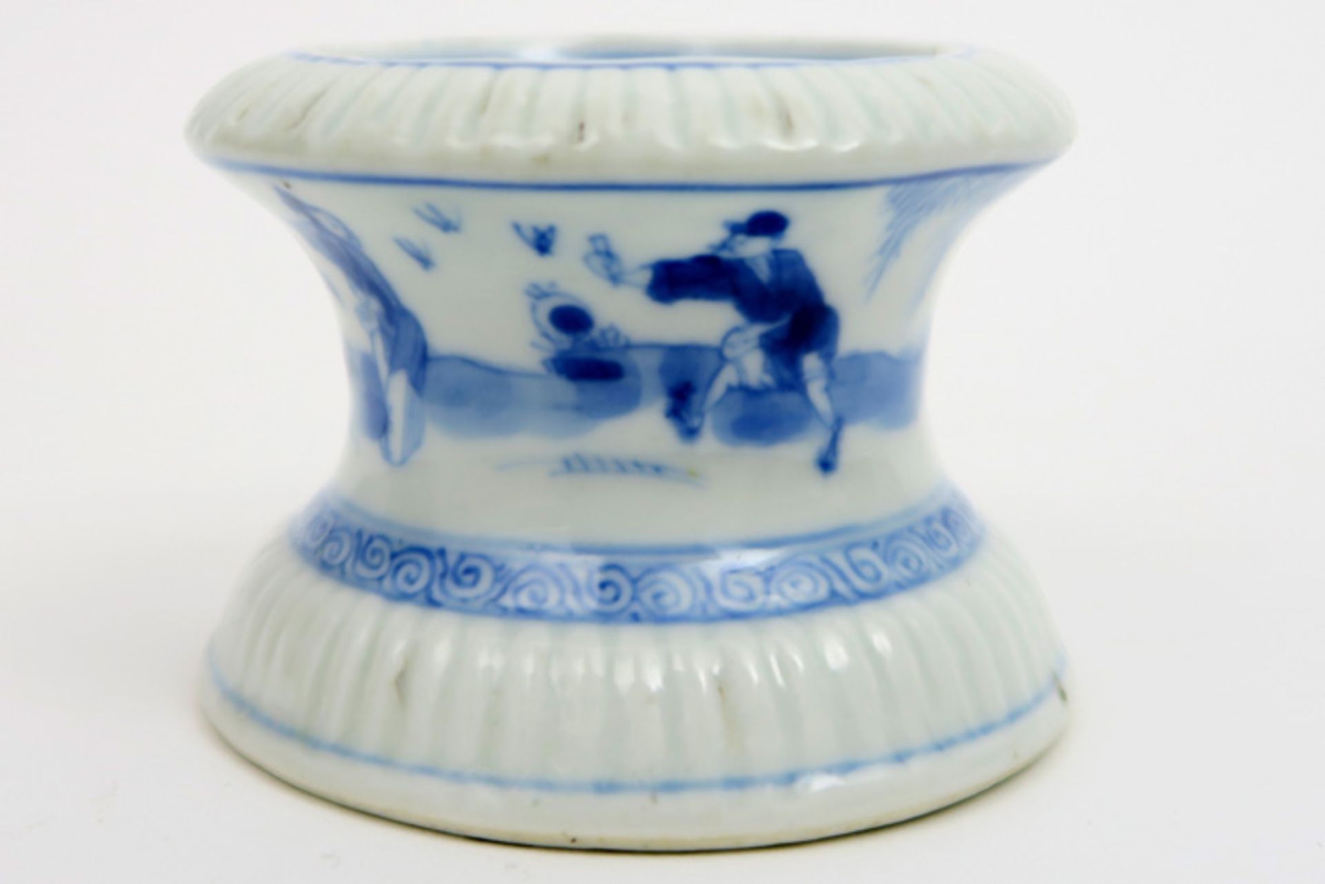 18th Cent. Chinese salt cellar in porcelain with blue-white decor with figures in a landscape - Image 5 of 5