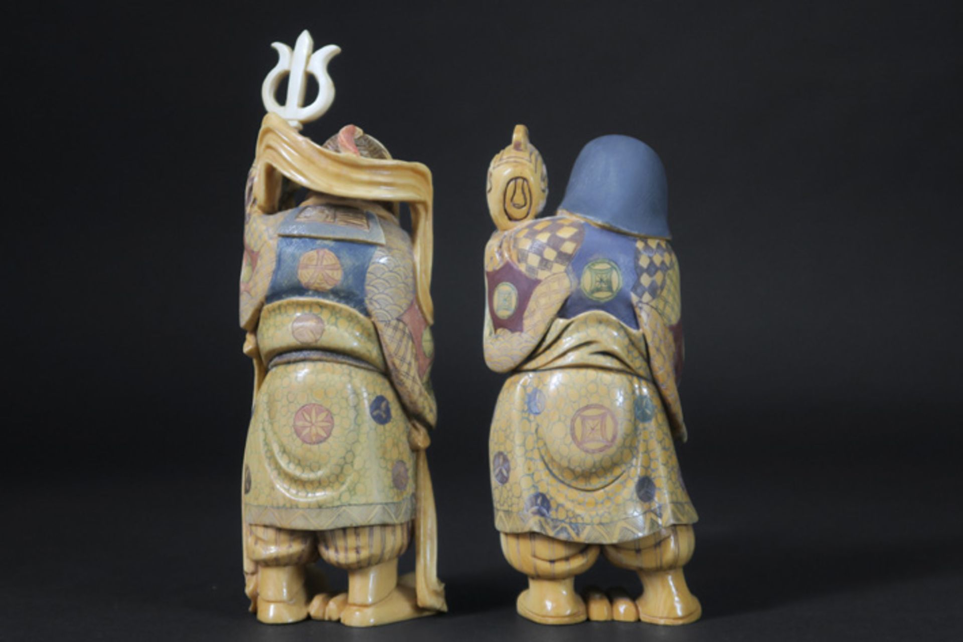 pair of old Chinese sculptures in polychromed ivory Paar oude Chinese sculpturen in gepolychromeerde - Image 2 of 3