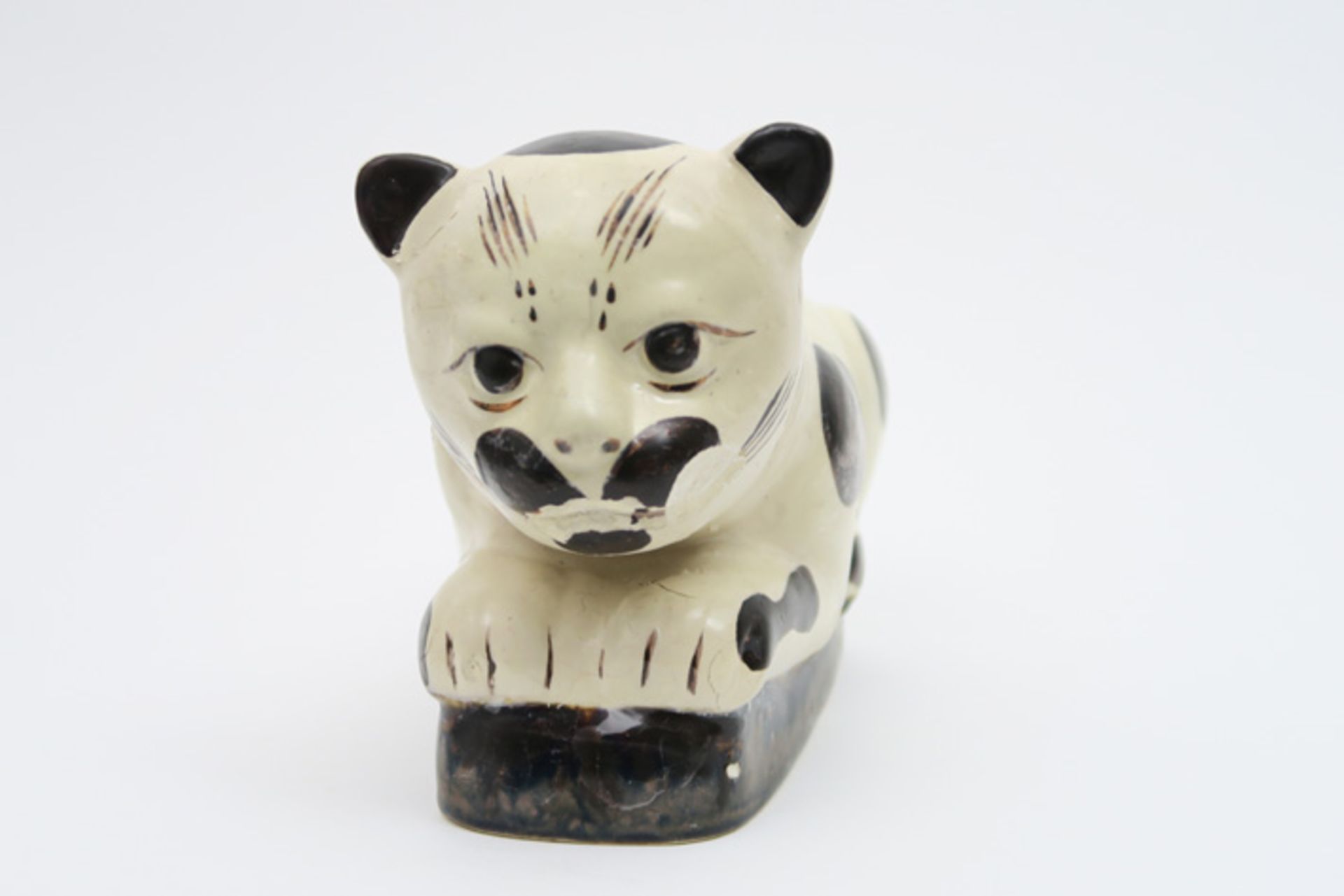 antique Chinese ceramic neck rest in the shape of a cat Antieke Chinese neksteun in faïence en in de - Image 4 of 5