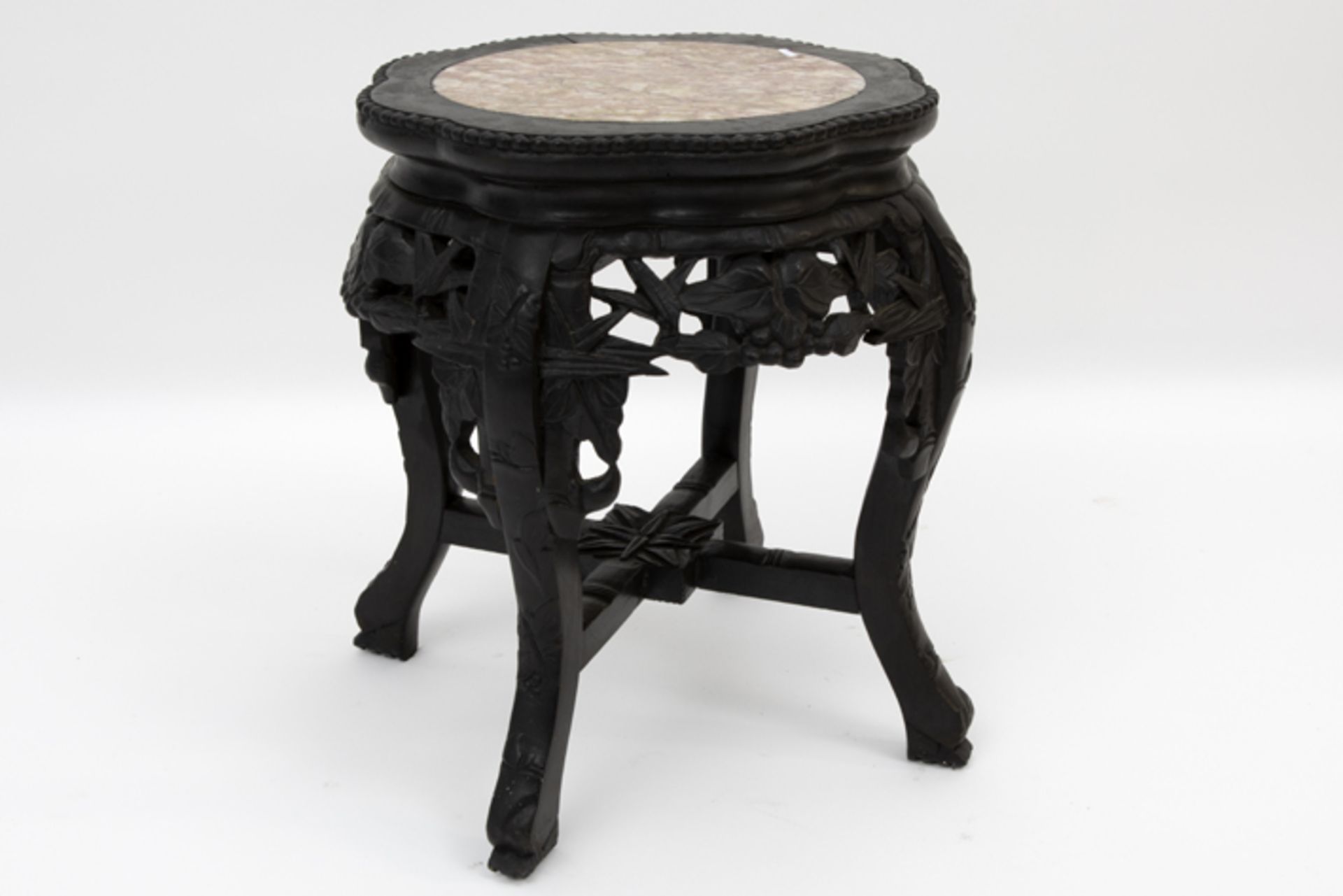 antique Chinese pedestal in carved wood with marble top Antieke Chinese piedestalle/bijzettafel in