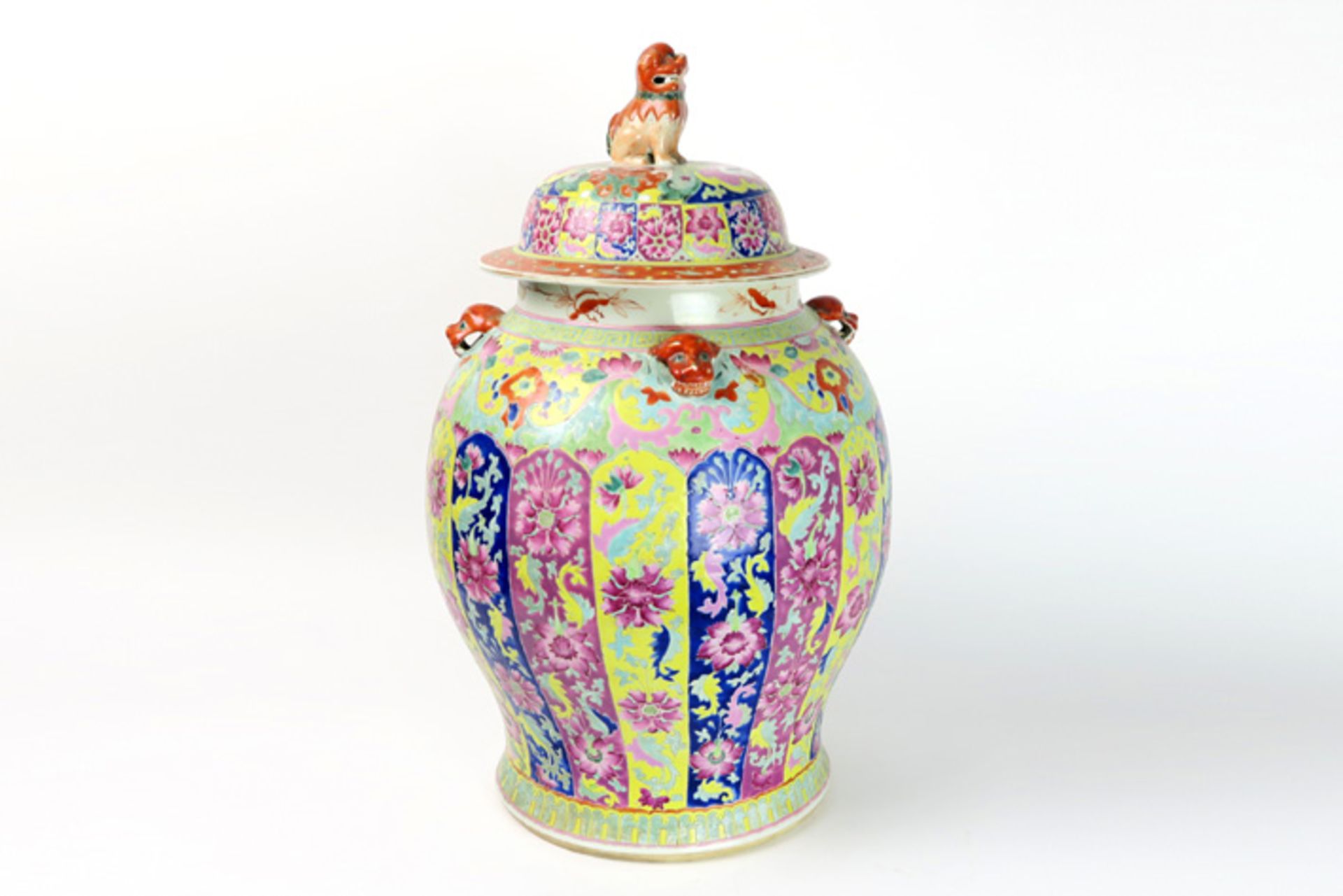 antique Chinese lidded vase in porcelain with polychrome decor Antieke Chinese gedekselde vaas in - Image 3 of 6