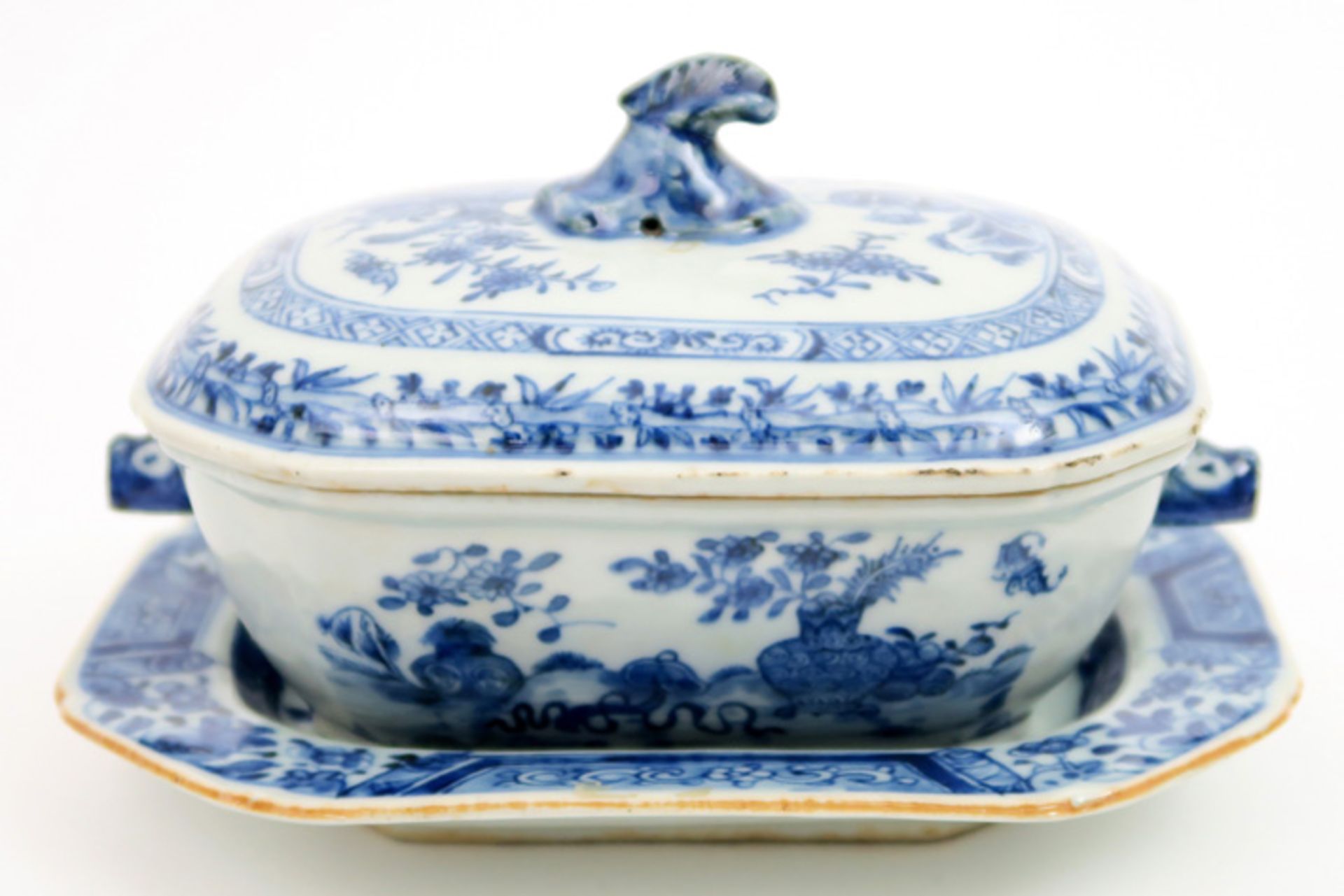 small 18th Cent. Chinese tureen with its lid and dish in porcelain with a blue-white garden decor - Bild 2 aus 3