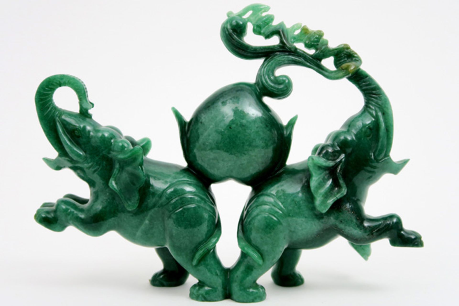 Chinese "good luck" sculpture in aventurine with elephants, bats and a peach Chinese sculptuur /