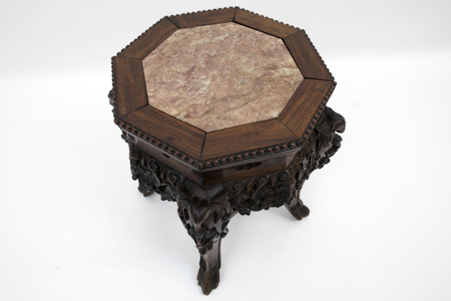 antique Chinese pedestal in carved wood with marble top Antieke Chinese piedestalle/bijzettafel in - Image 2 of 2