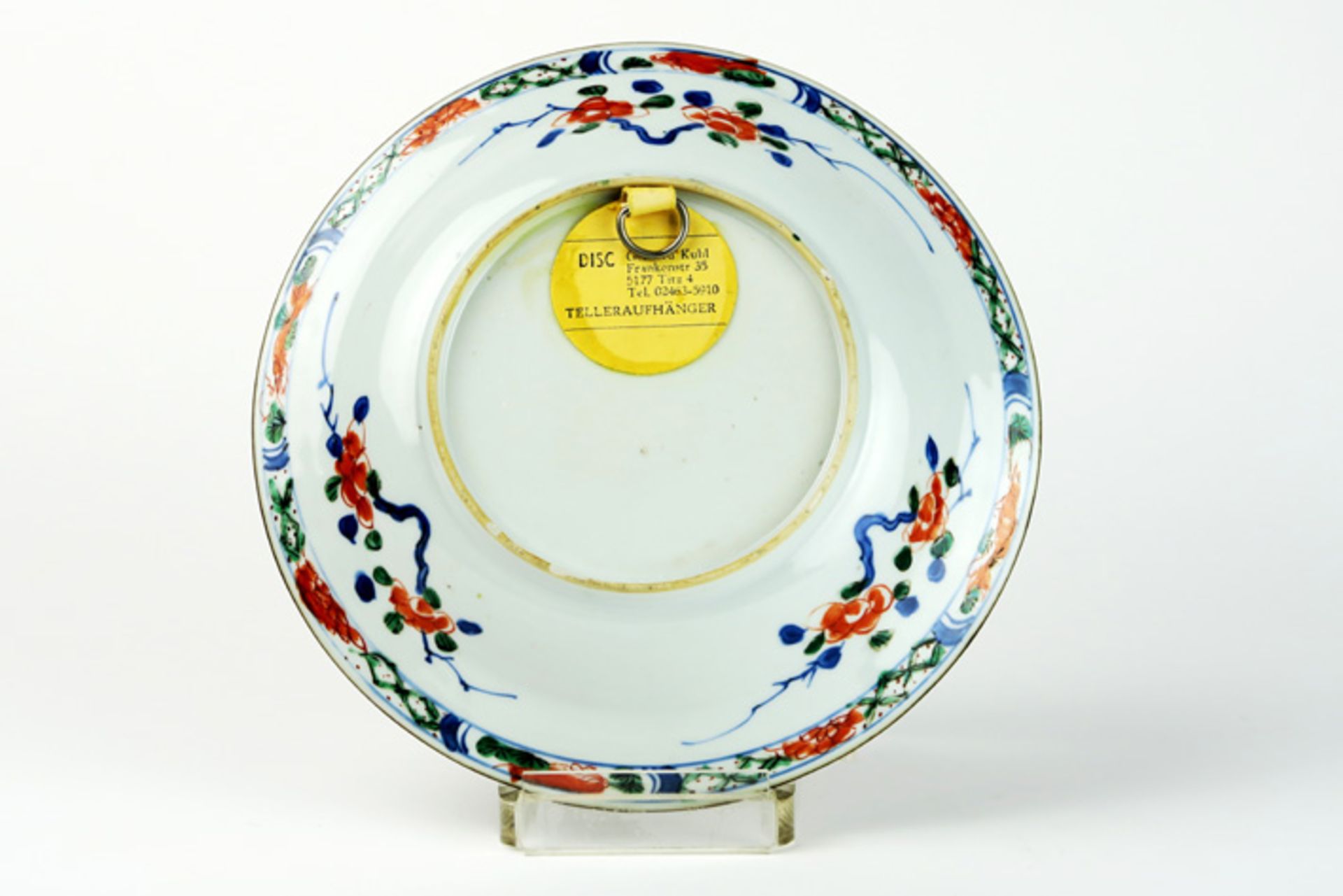 17th/18th Cent. Chinese dish in porcelain with Famille Verte decor with central medaillon with - Image 3 of 3