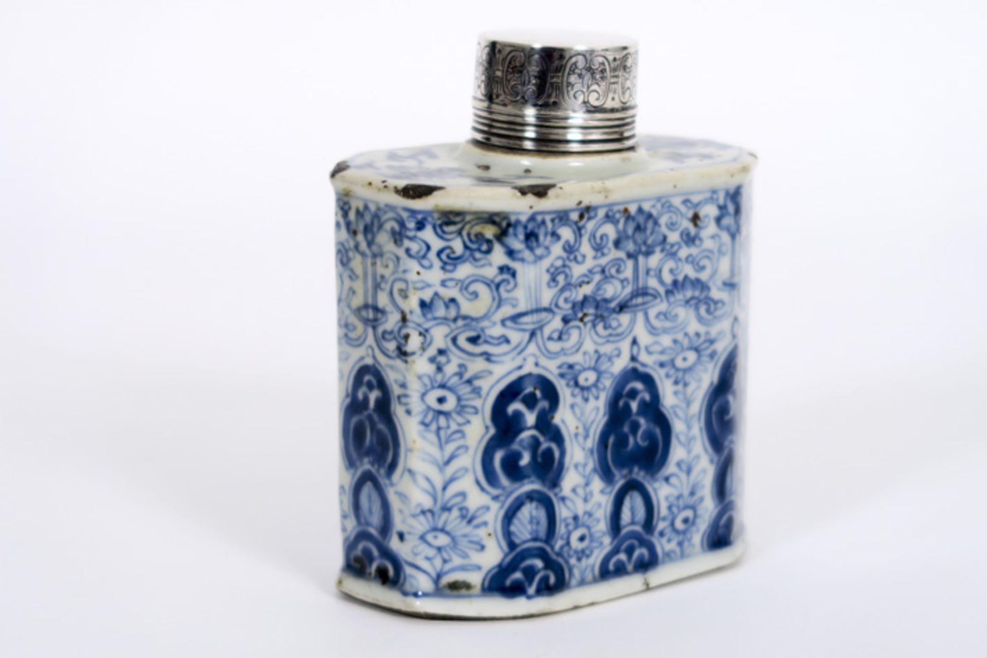 17th/18th Cent. Chinese teacaddy in porcelain with blue-white flower decor and mounting in silver - Image 2 of 5