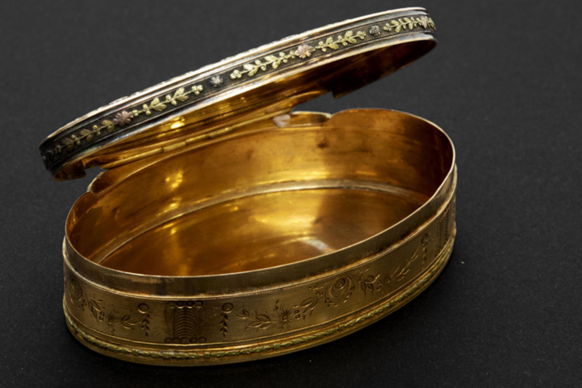 antique oval pill or snuff box in gold Antiek ovaal pillendoosje in goud met verschillende - Image 3 of 5