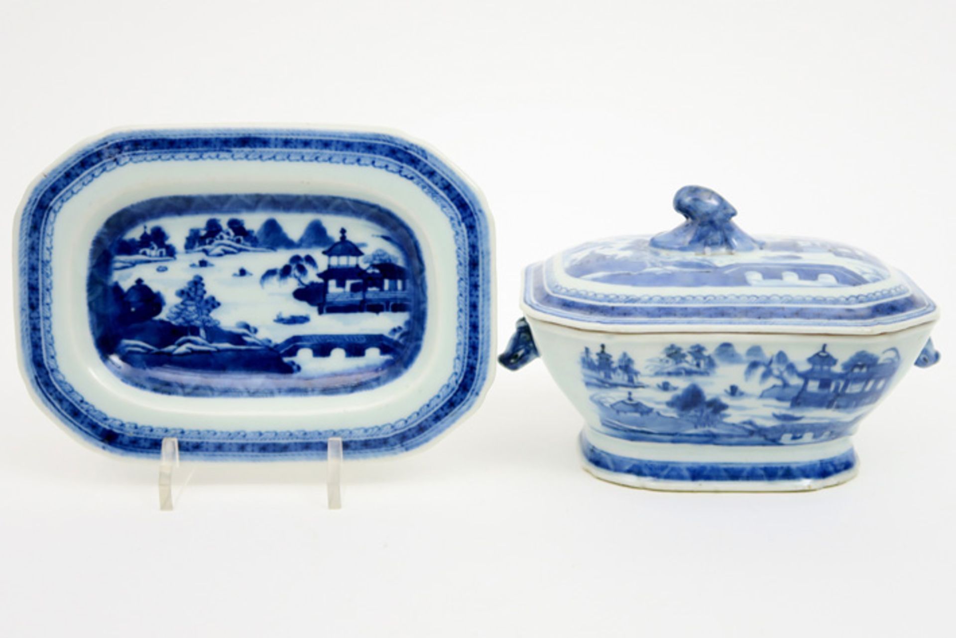 small 18th Cent. Chinese tureen with its lid and dish in porcelain with a blue-white landscape decor - Bild 3 aus 3