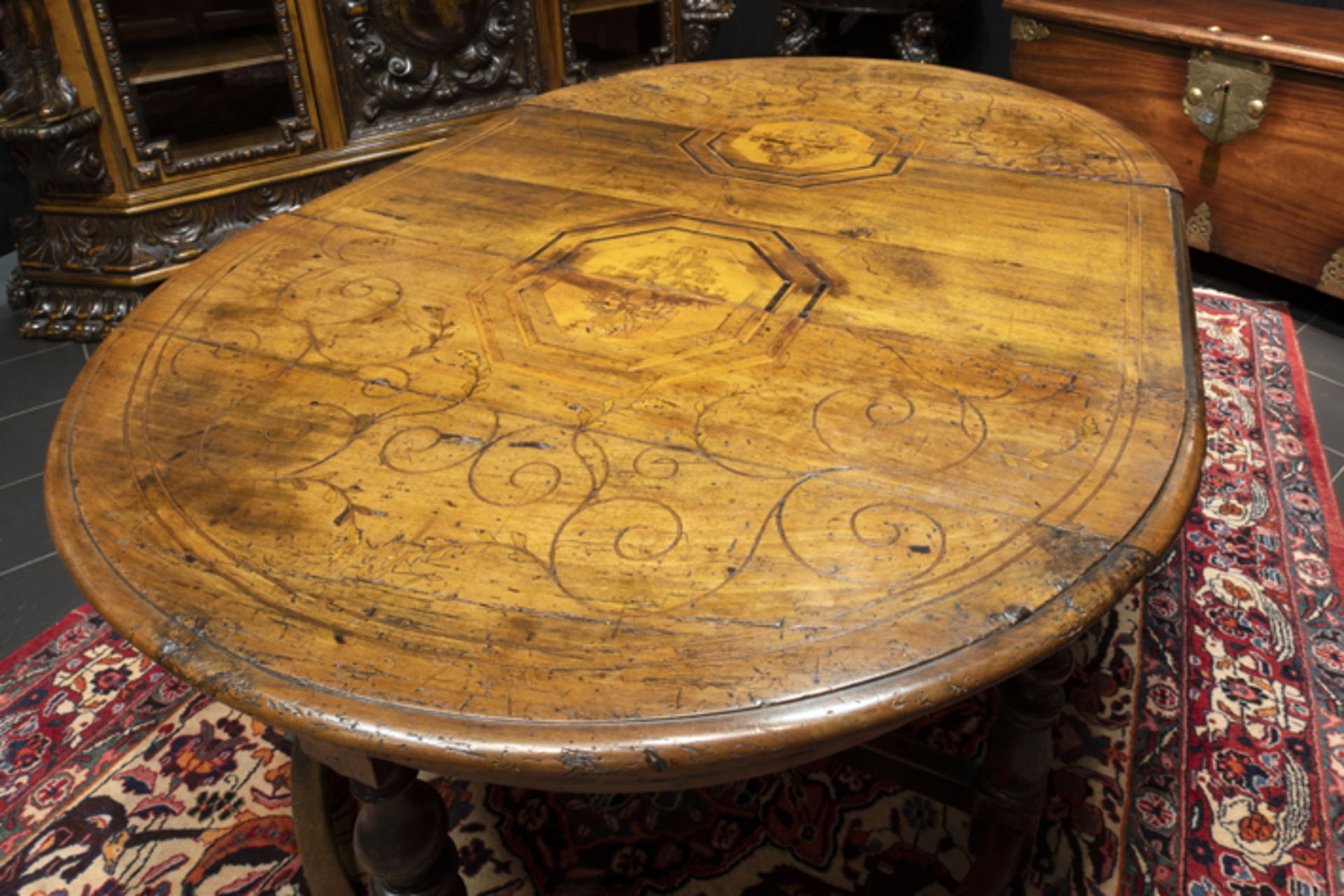 antique Italian table with two crecents and a central part in walnut with inlay Antieke Italiaanse - Image 3 of 4