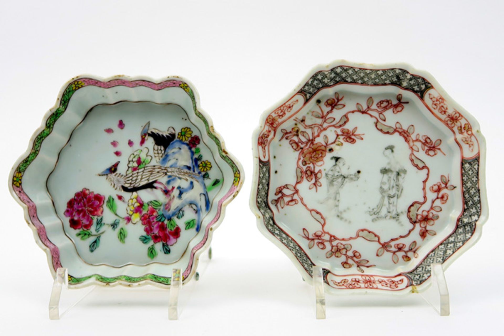 two hexagonal 18th Cent. Chinese "patti" dishes in porcelain Lot van twee zeshoekige achttiende