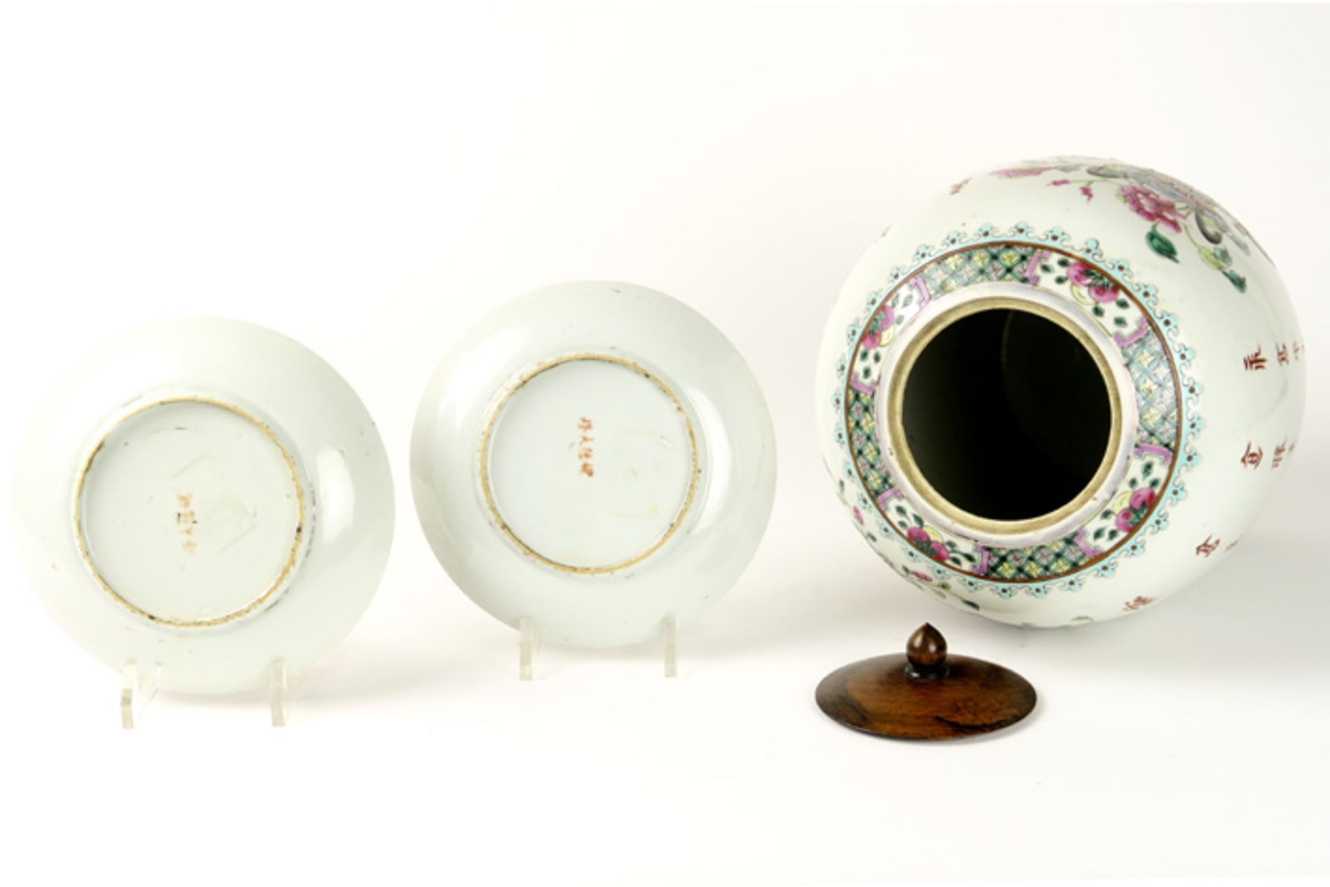 3 Chinese porcelain items : a pair of marked plates and a vase Lot Chinees porselein met een paar - Image 3 of 4