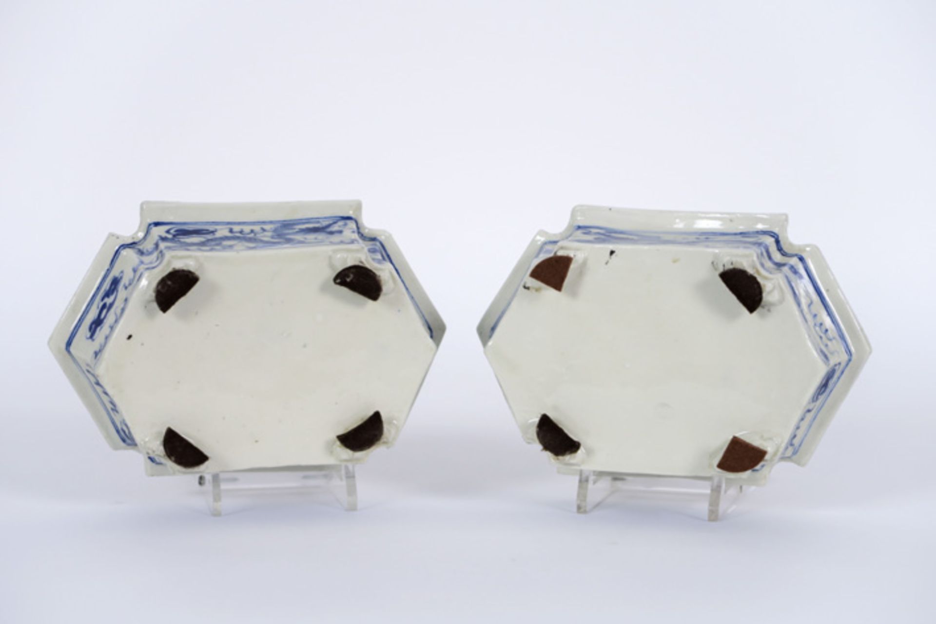 pair of hexagonal Chinese jardiniers in porcelain with blue-white decor Paar hexagonale Chinese - Image 5 of 5