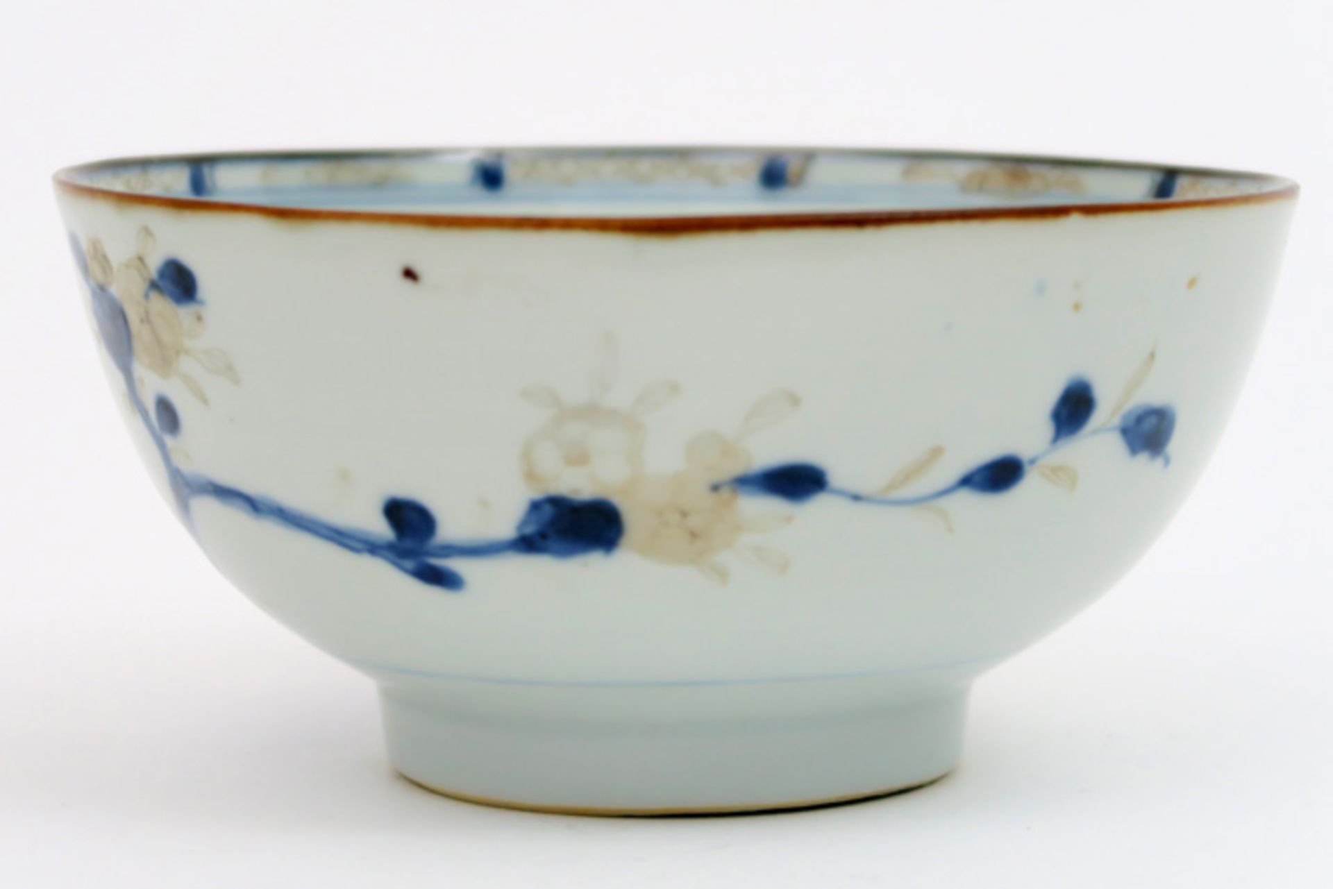 18th Cent. Chinese bowl from the shipwreck "The Nanking" in porcelain with blue-white decor with ink - Image 4 of 5