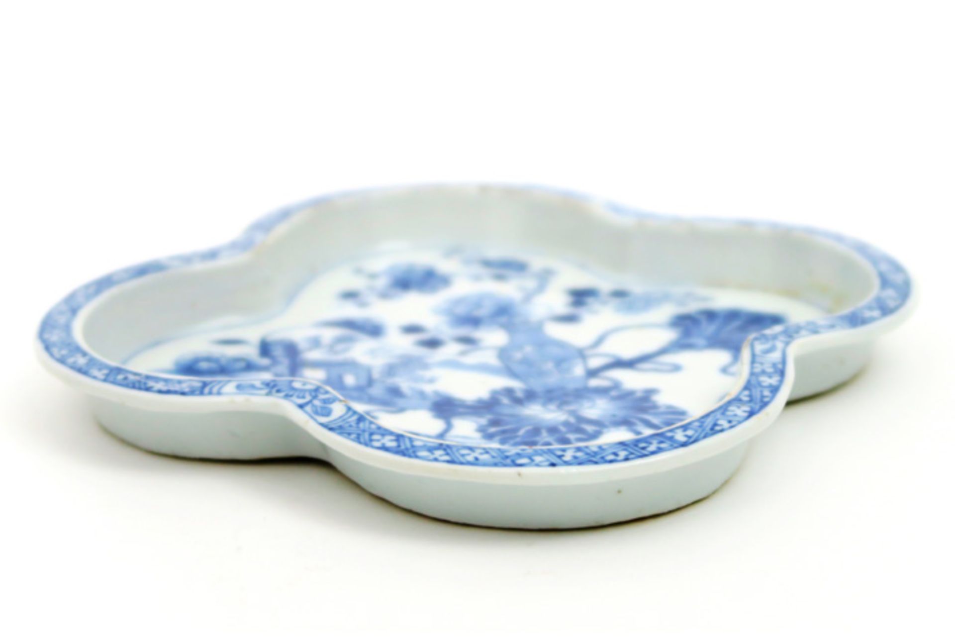 18th Cent. Chinese patti in porcelain with blue-white decor with stilllife 18°eeuwse Chinese zgn ' - Image 3 of 3