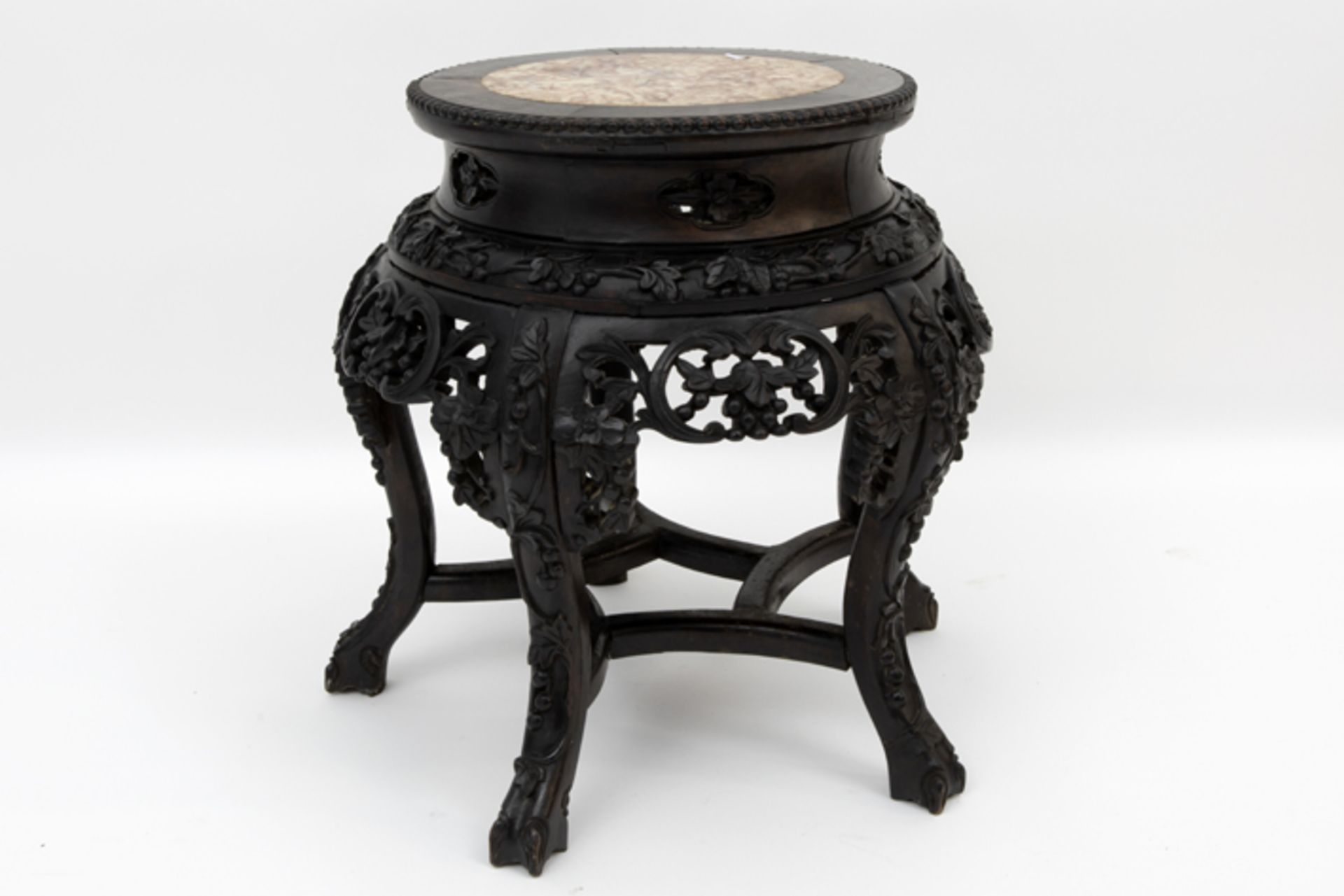 antique Chinese pedestal in carved wood with marble top Antieke Chinese piedestalle/bijzettafel in