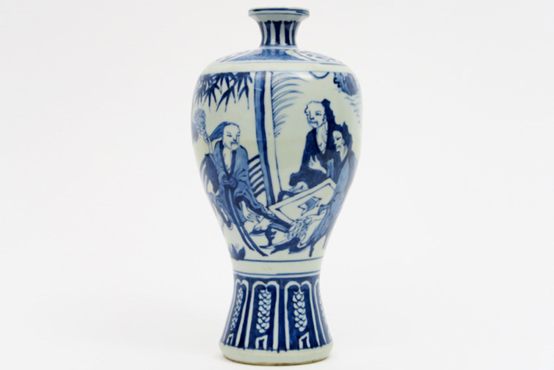 Chinese vase in marked porcelain with blue-white figures decor Chinese vaas in gemerkt porselein met - Image 2 of 4