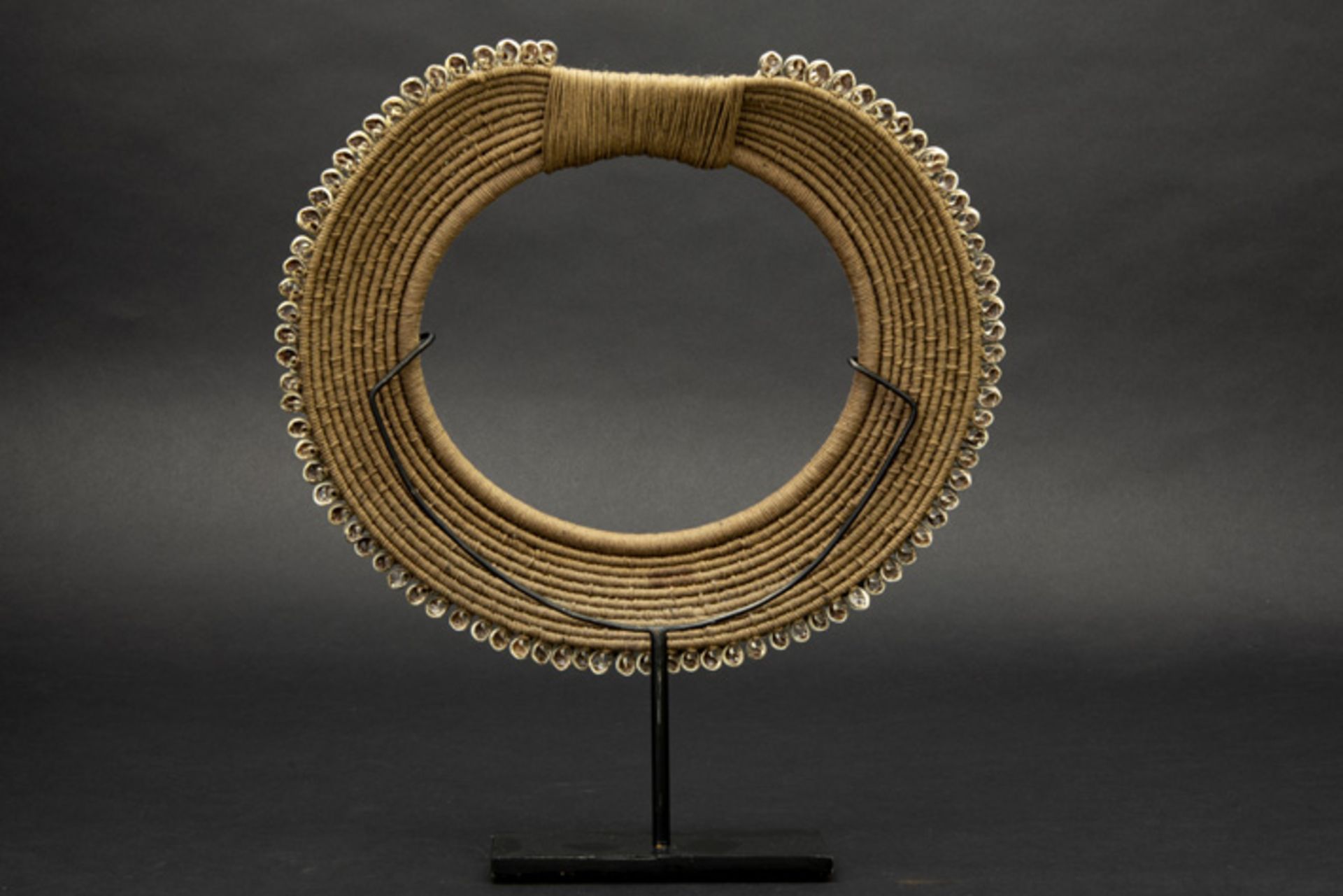 ethnic necklace in vegetal fibres and shell Etnische halsband van vegetale vezels en schelp - - Image 2 of 2
