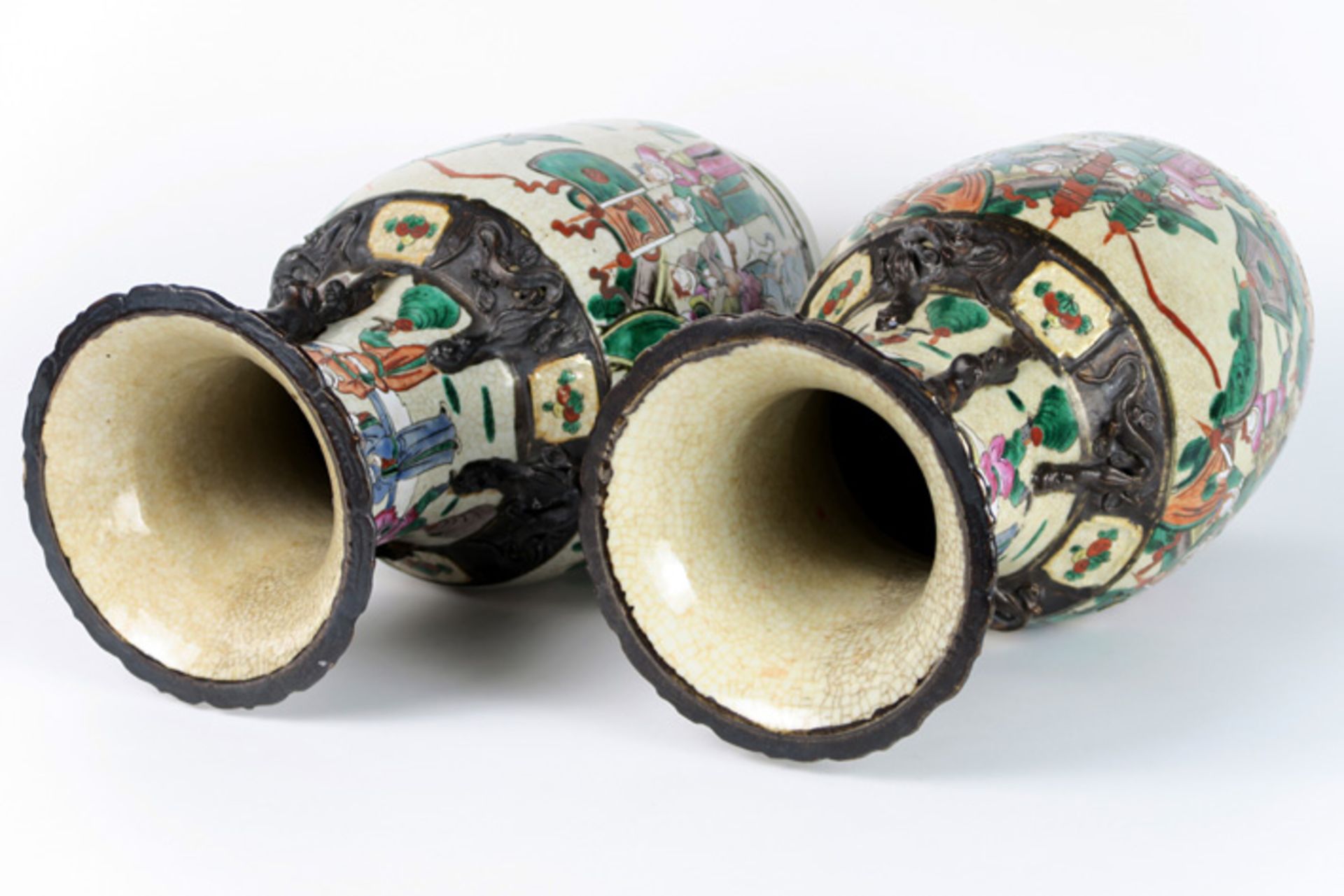 pair of antique Chinese vases in Nankin porcelain with polychrome decor Paar antieke Chinese vazen - Image 4 of 5
