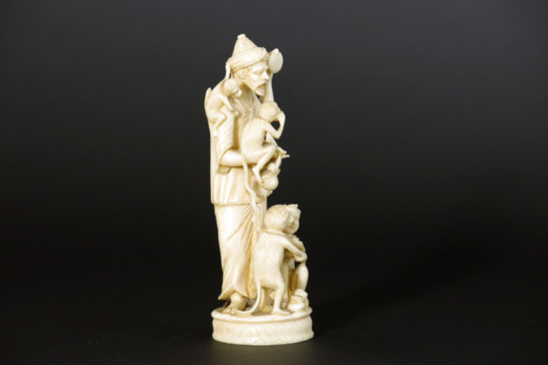 antique "Man with child and apes" sculpture in ivory Antieke sculptuur in ivoor : "Man met kind en - Image 4 of 4