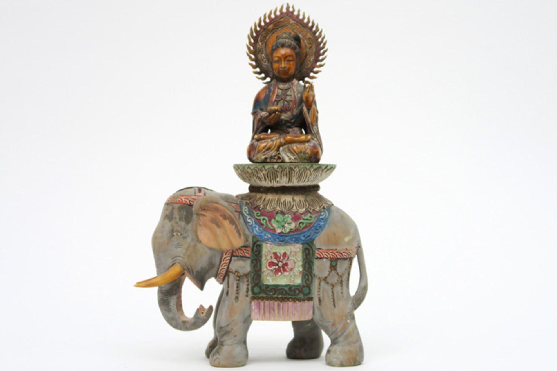 Sino-Tibetan "Medicine Buddha" sculpture in polychromed wood and ivory Sino-Tibetaanse sculptuur