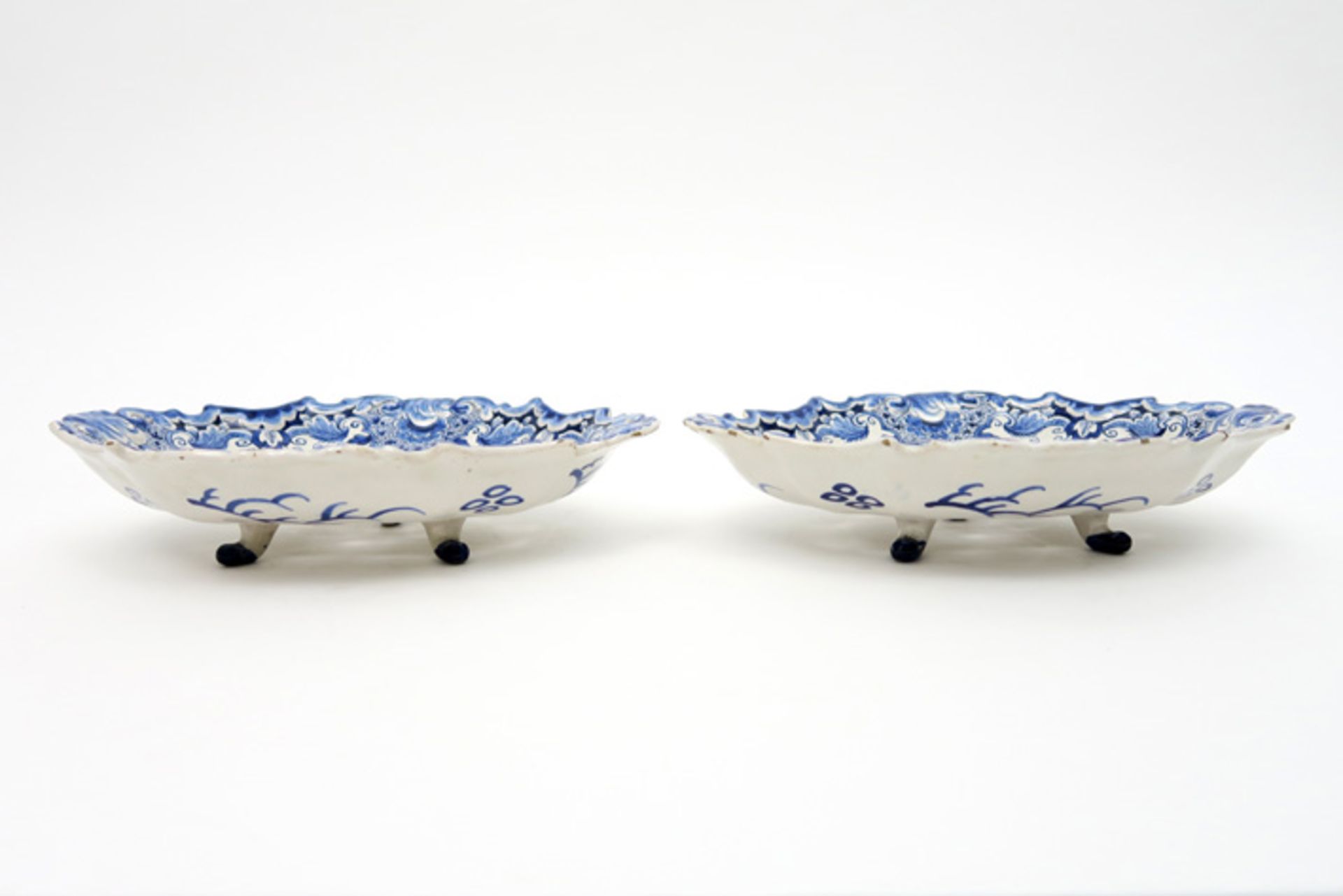 pair of 18th Cent. fruit colanders in ceramic from Delft with a blue-white decor Paar achttiende - Bild 4 aus 4