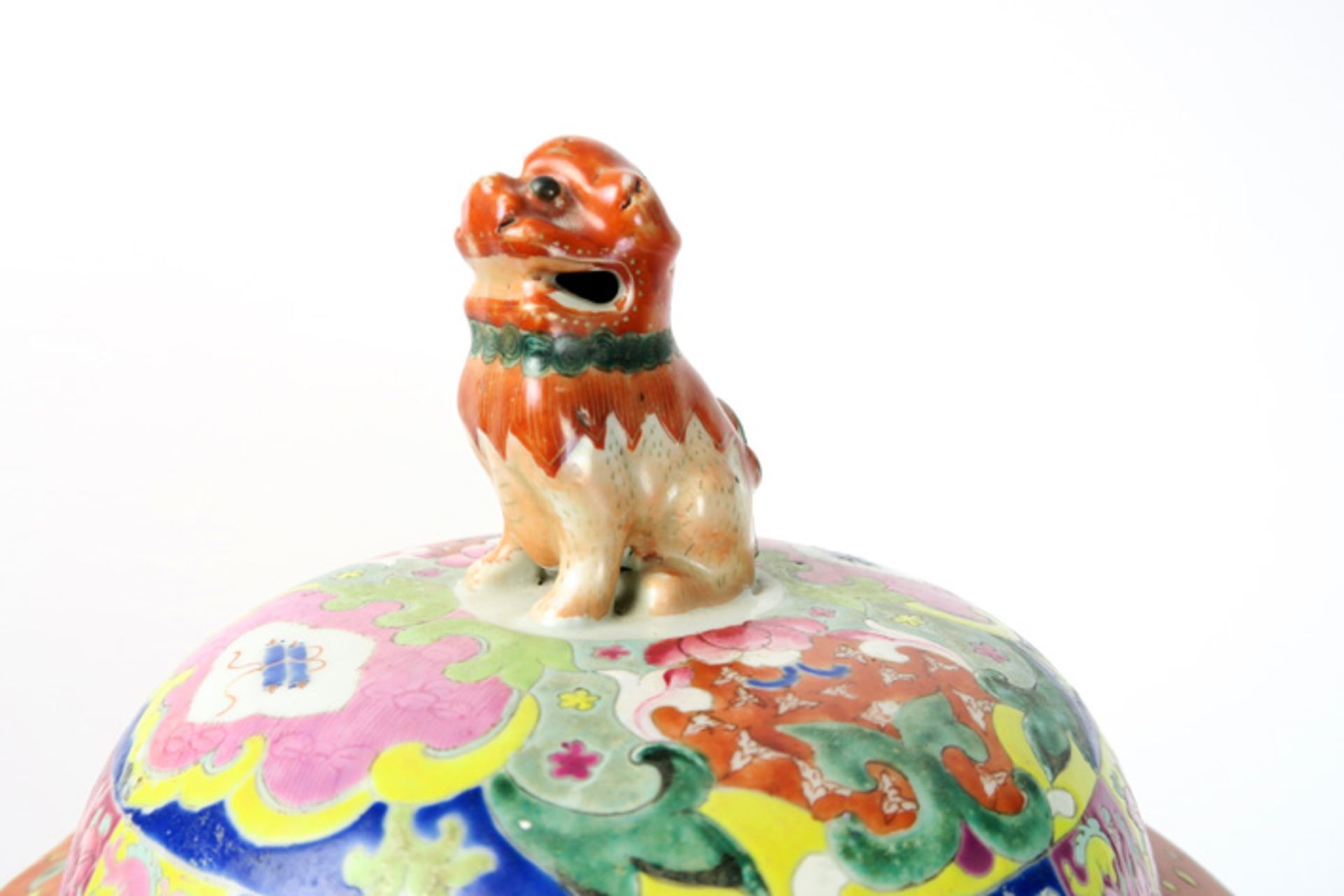 antique Chinese lidded vase in porcelain with polychrome decor Antieke Chinese gedekselde vaas in - Image 4 of 6