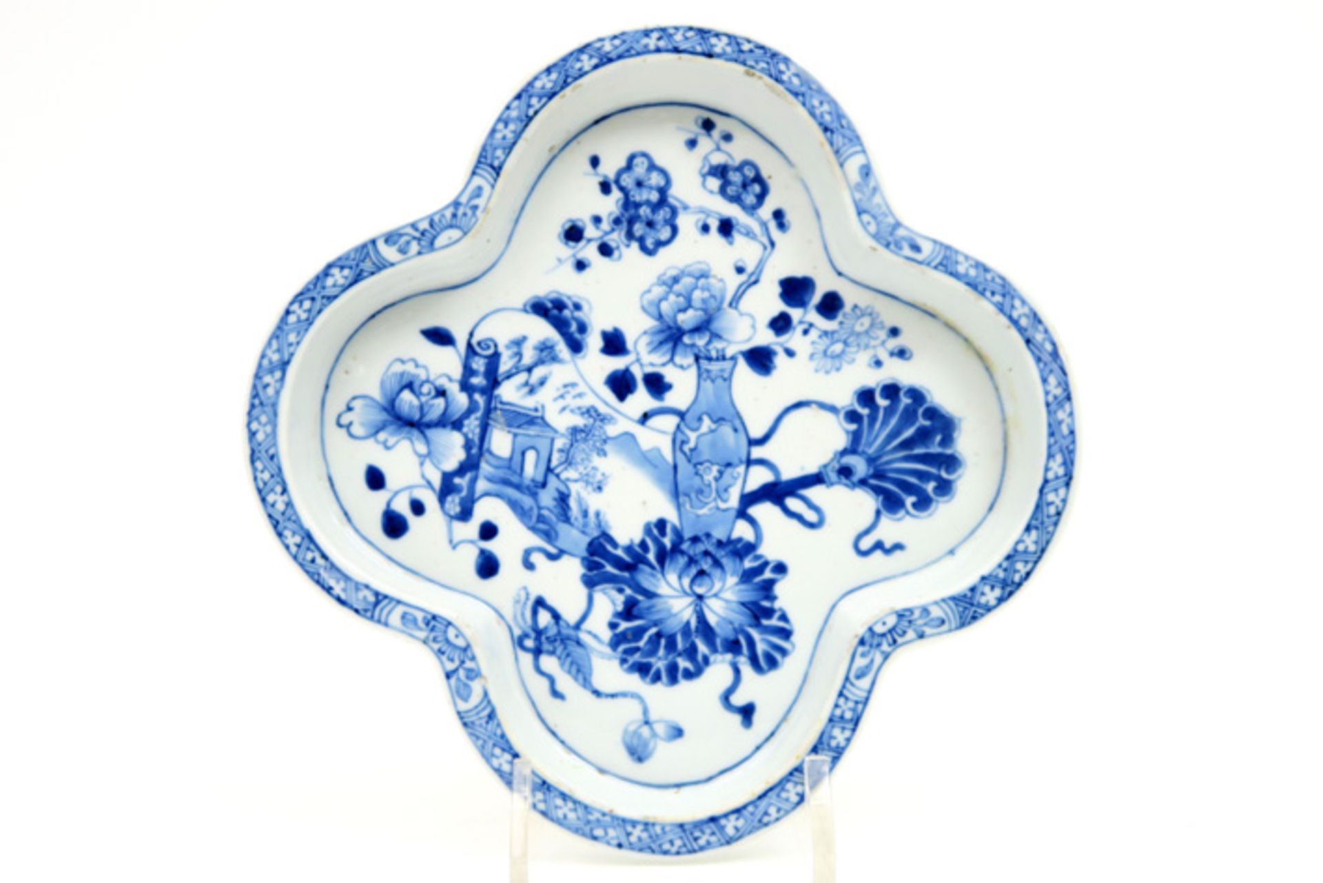 18th Cent. Chinese patti in porcelain with blue-white decor with stilllife 18°eeuwse Chinese zgn '