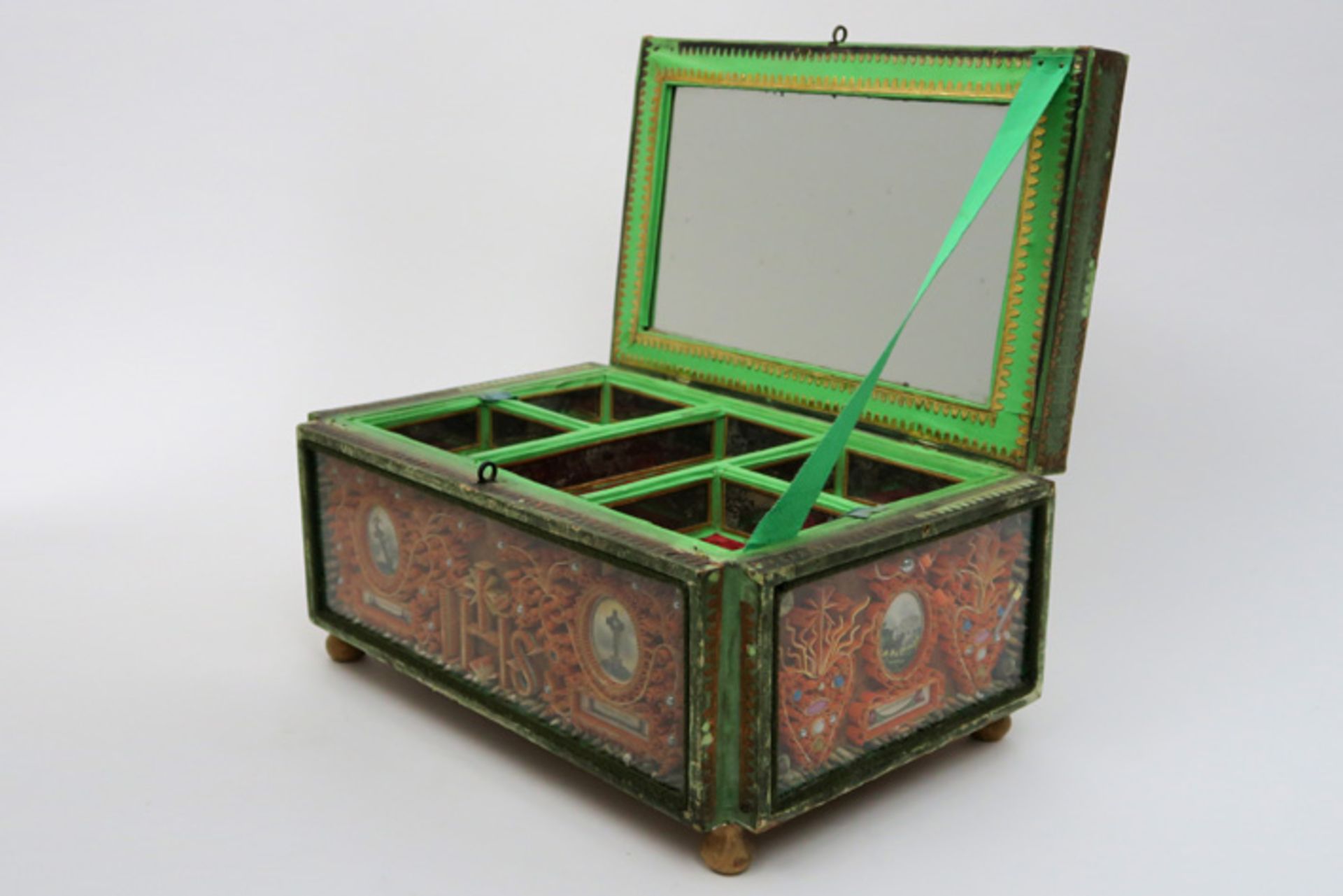 19th "Folk Art" box in painted wood and glass with relics VOLKSKUNST - 19° EEUW kistje in - Bild 2 aus 5