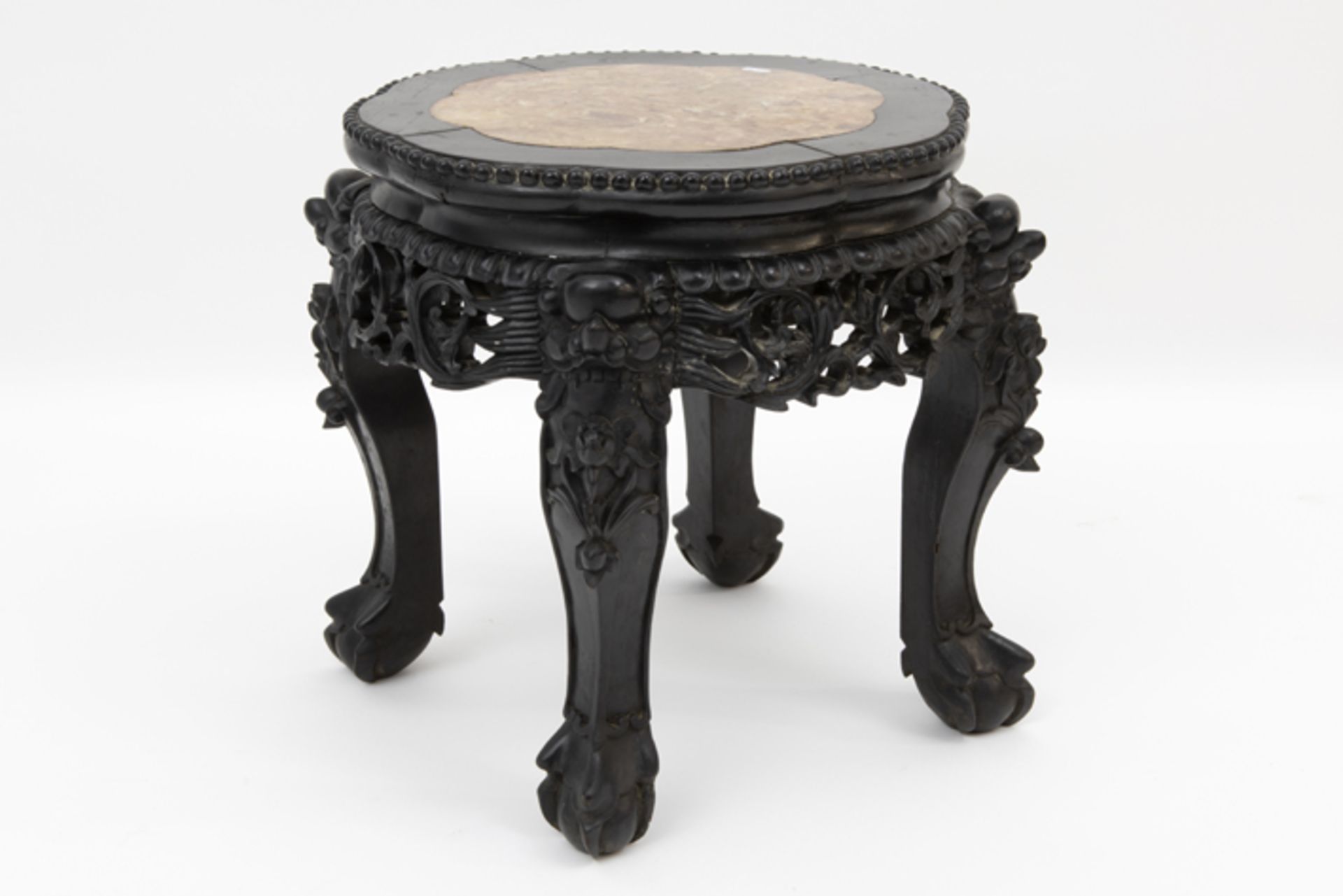 antique Chinese pedestal in carved wood with marble top Antieke Chinese piedestalle/bijzettafel in