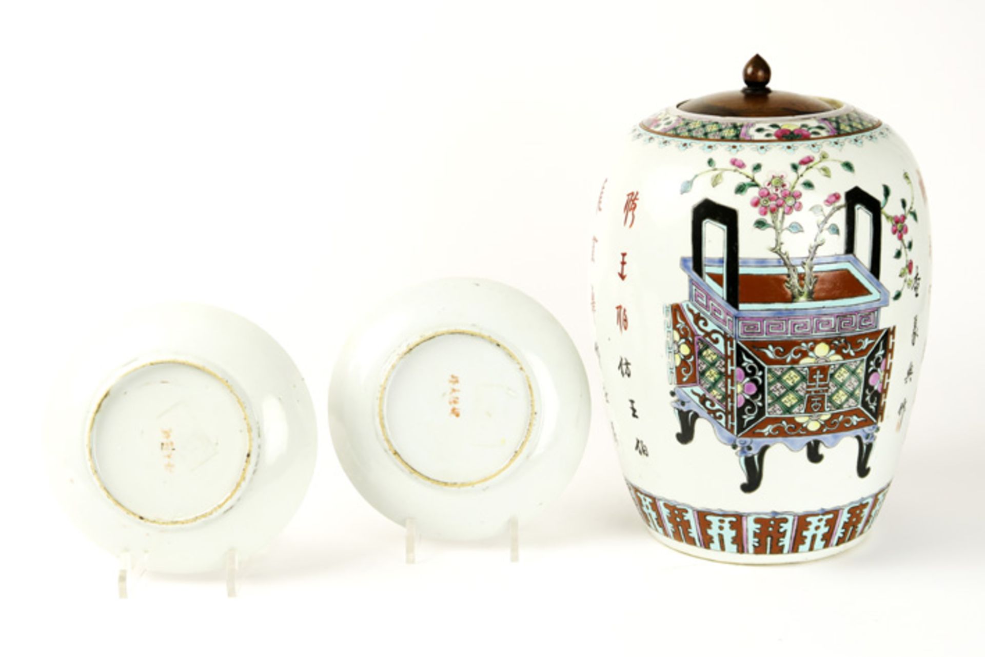 3 Chinese porcelain items : a pair of marked plates and a vase Lot Chinees porselein met een paar - Image 2 of 4