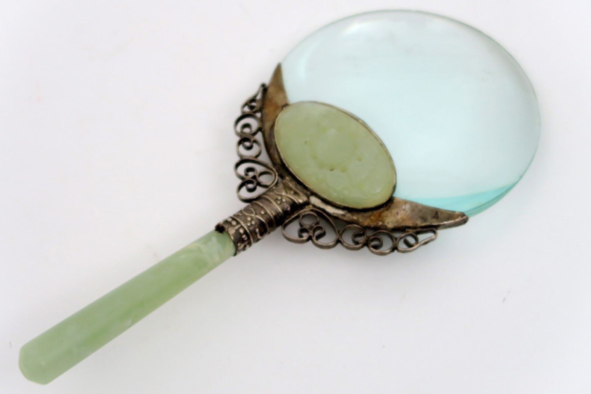 Chinese magnifying glass with jade grip and mounting in a silver alloy Chinese loupe met greep in