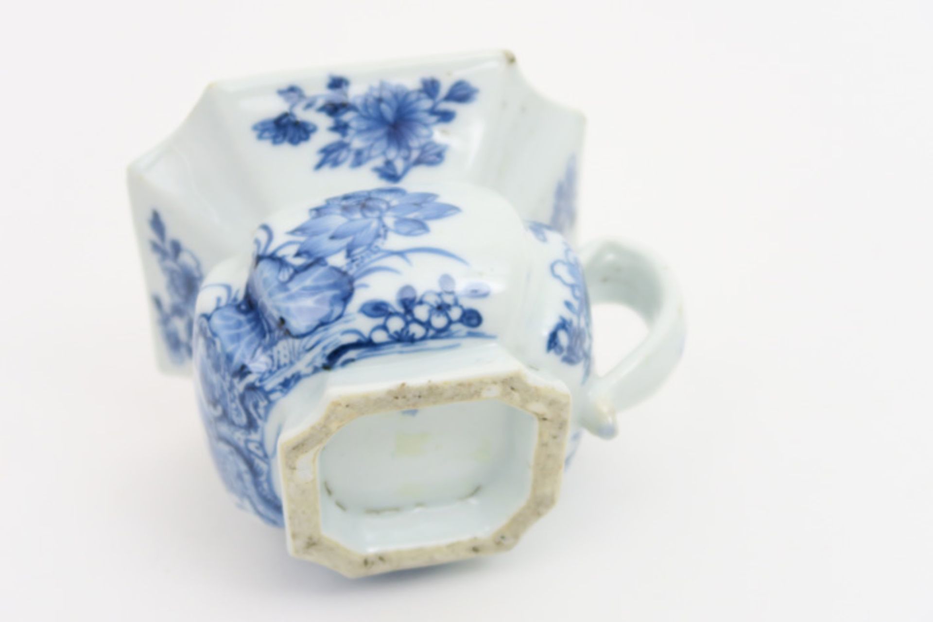 because of the small size rare 17th/18th Cent. Chinese Kang Xi spittoon in porcelain with a blue - Image 5 of 6