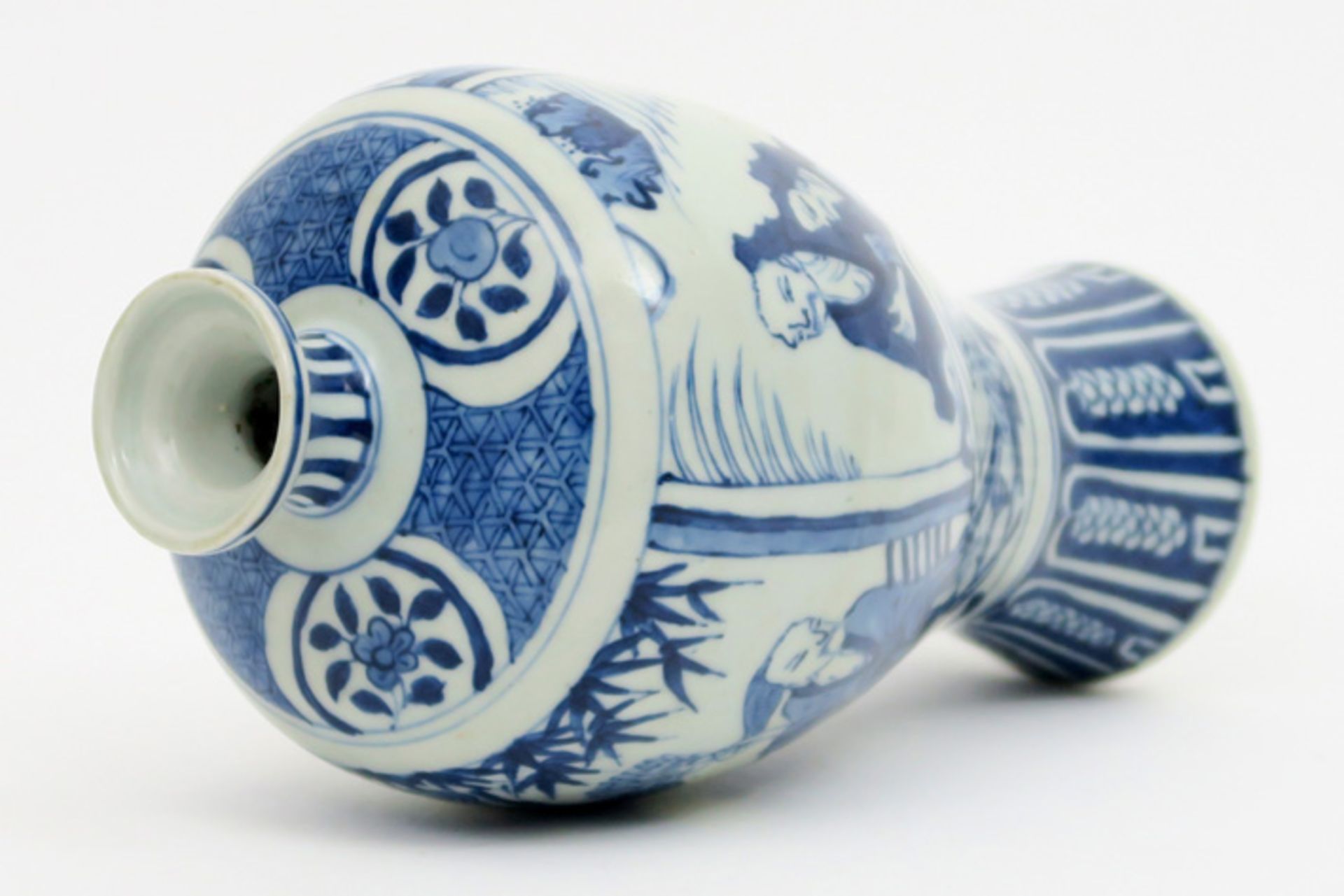 Chinese vase in marked porcelain with blue-white figures decor Chinese vaas in gemerkt porselein met - Image 3 of 4