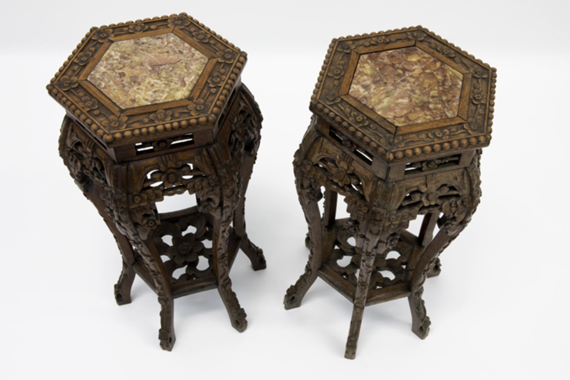 pair of antique Chinese pedestals in carved wood with marble top Paar antieke Chinese piedestalles/ - Image 2 of 2