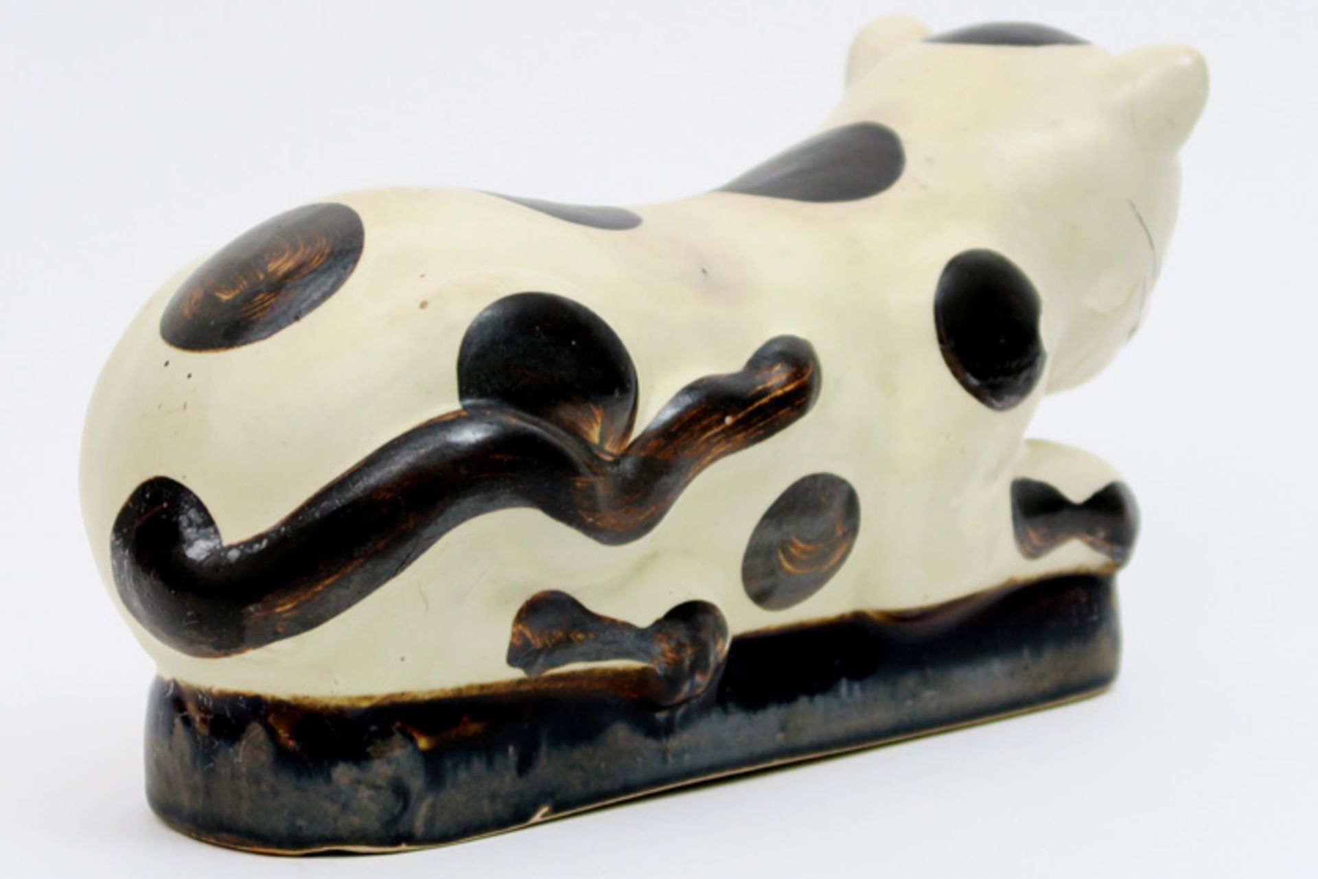 antique Chinese ceramic neck rest in the shape of a cat Antieke Chinese neksteun in faïence en in de - Image 2 of 5