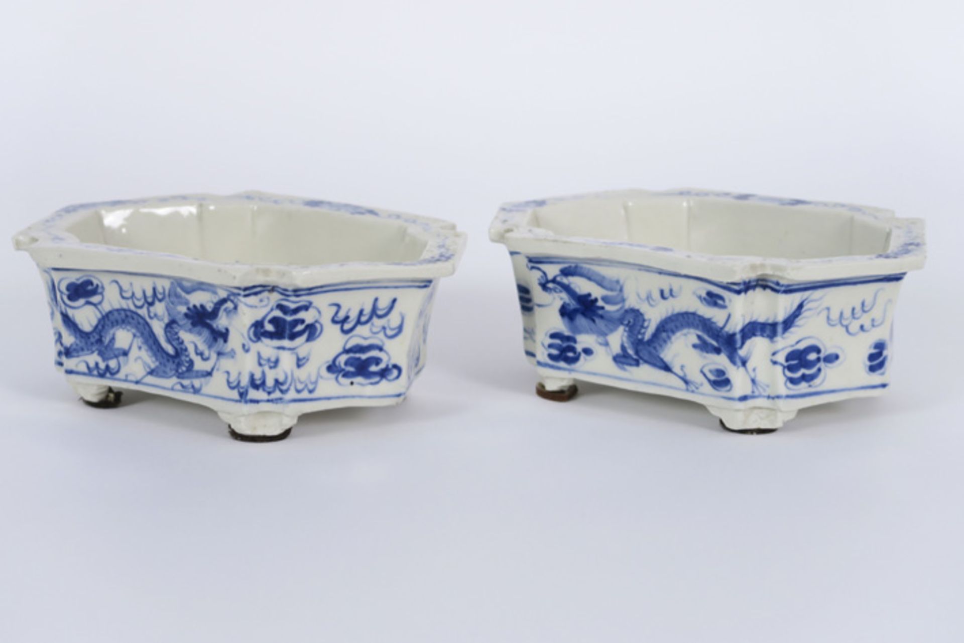 pair of hexagonal Chinese jardiniers in porcelain with blue-white decor Paar hexagonale Chinese