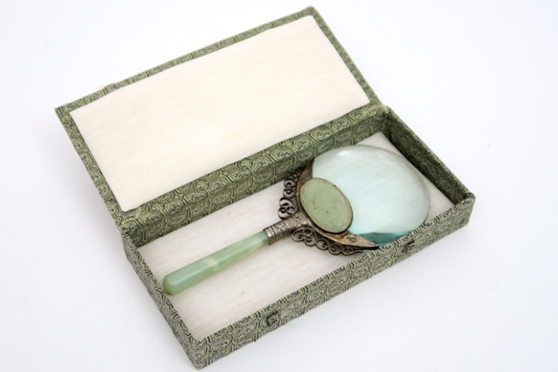 Chinese magnifying glass with jade grip and mounting in a silver alloy Chinese loupe met greep in - Image 2 of 4