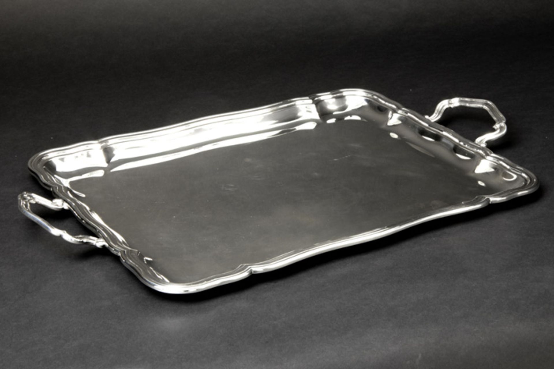 20th Cent. Italian (serving)-tray in marked silver 20ste eeuwse Italiaanse dienplateau met twee - Image 2 of 2