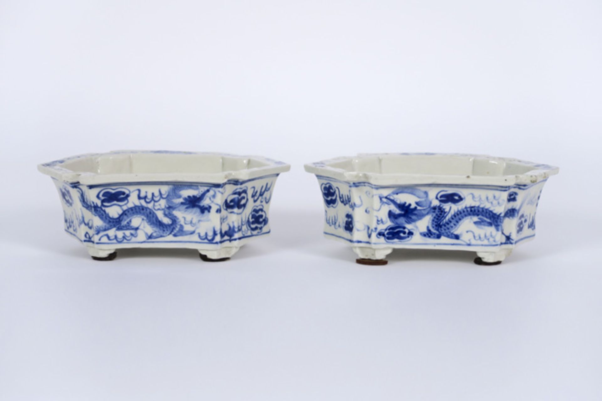 pair of hexagonal Chinese jardiniers in porcelain with blue-white decor Paar hexagonale Chinese - Image 3 of 5