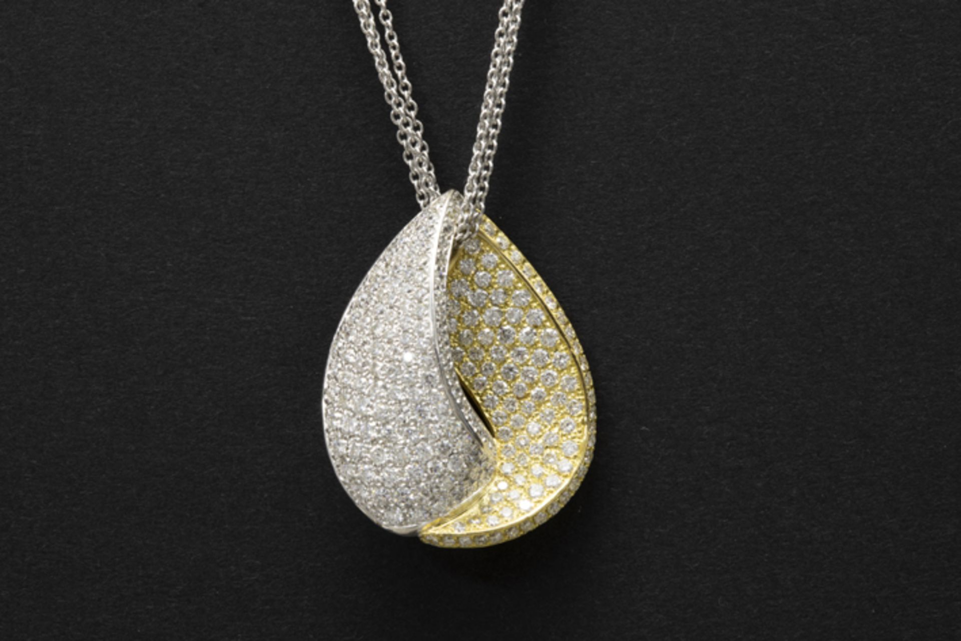 leafshaped pendant in white and yellow gold (18 carat) with 3,20 carat of high quality brilliant cut