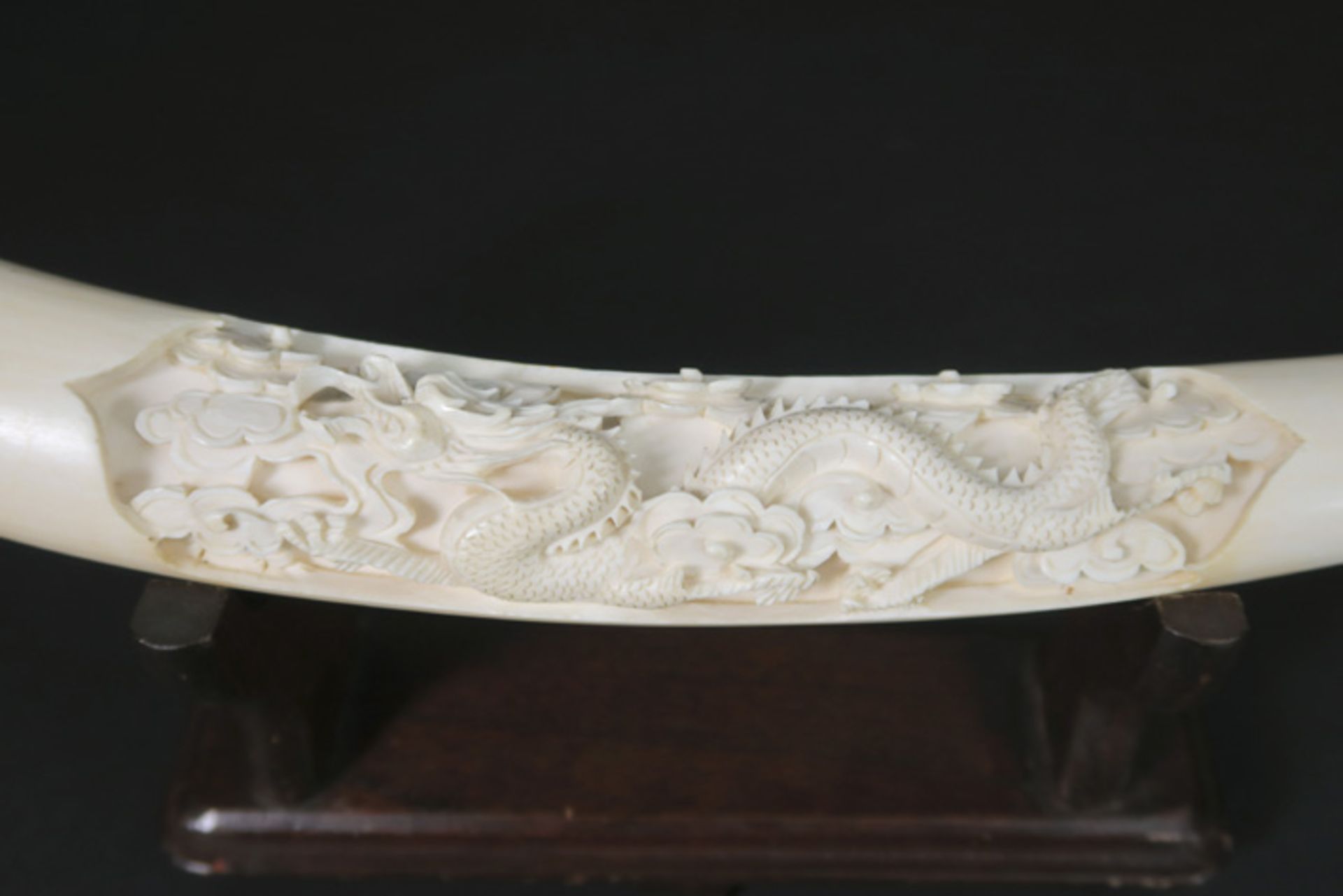 Chinese ivory tusk with a sculpted dragon decor Chinese ivoren "tand" met gesculpteerd drakendecor - - Bild 2 aus 2