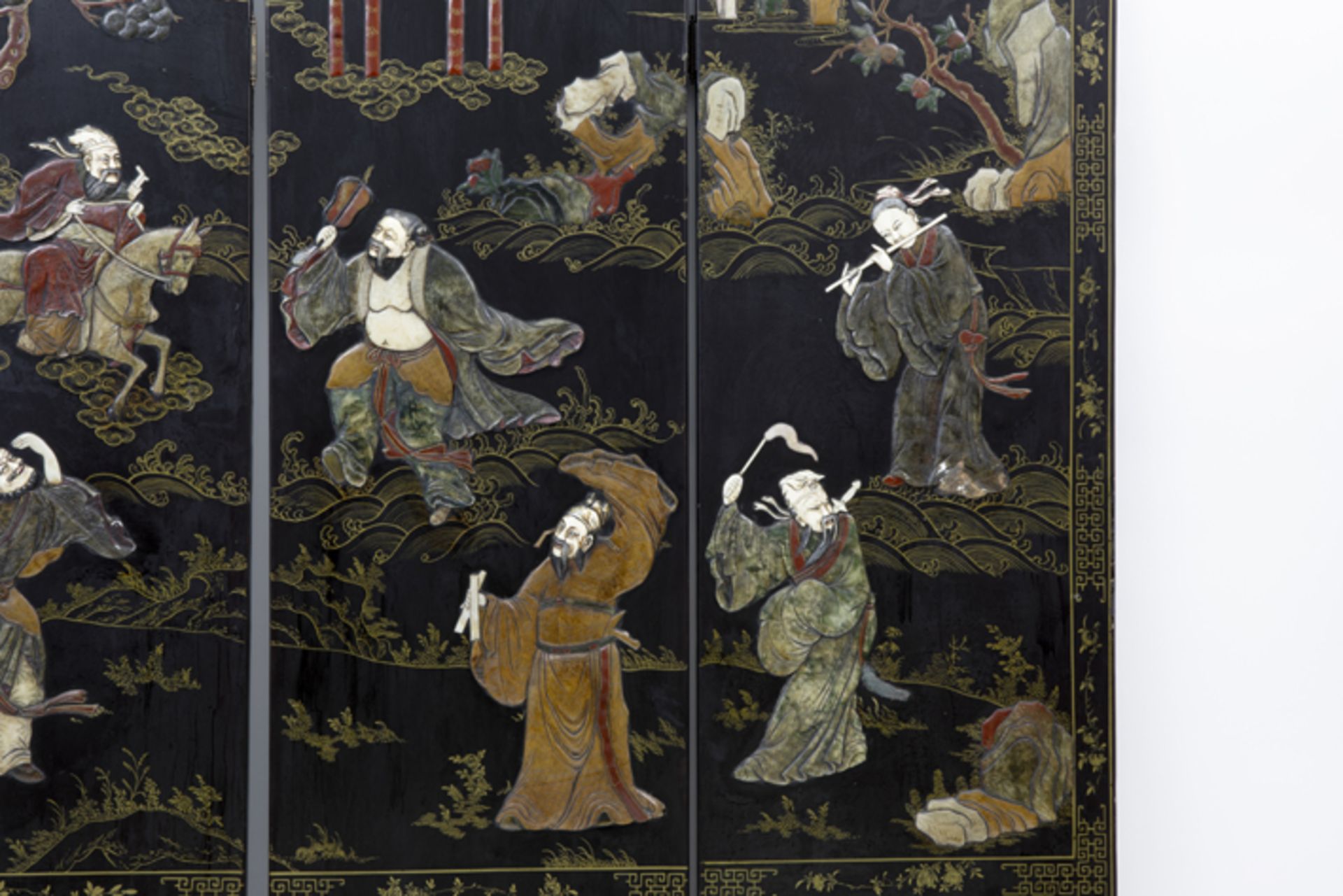 Chinese screen with four lacquered panels inlaid with jade and ivory Mooie Chinese paravent met vier - Image 3 of 4