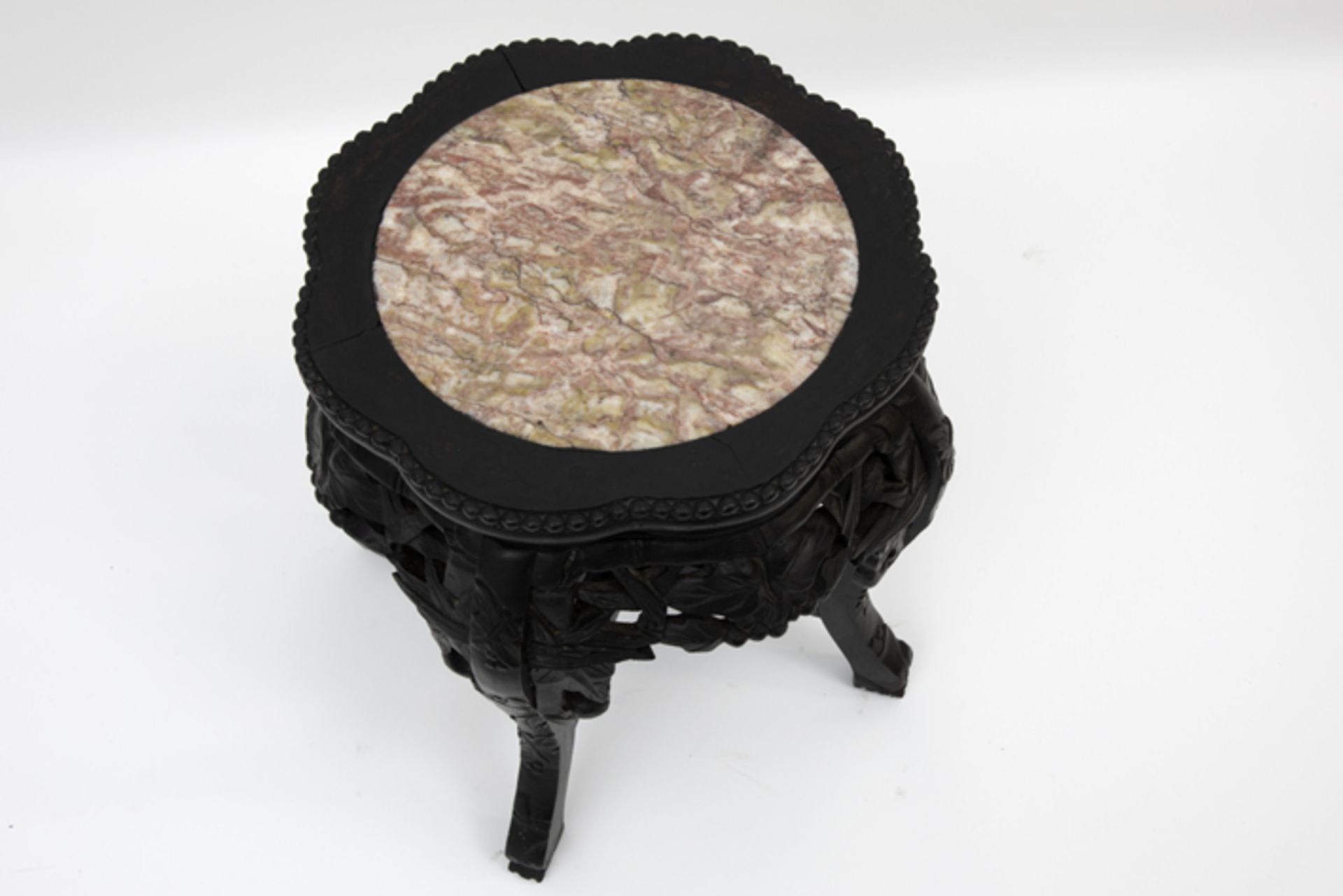 antique Chinese pedestal in carved wood with marble top Antieke Chinese piedestalle/bijzettafel in - Image 2 of 2