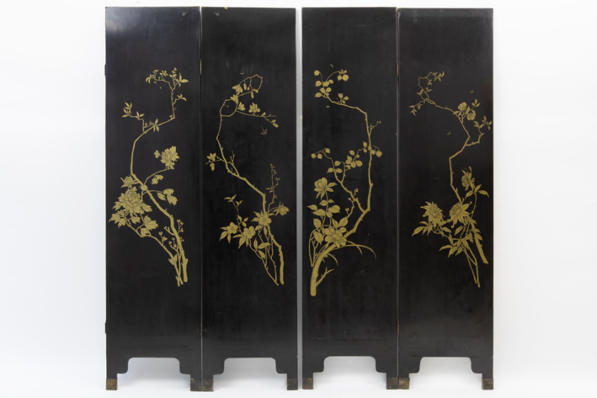 Chinese screen with four lacquered panels inlaid with jade and ivory Mooie Chinese paravent met vier - Image 4 of 4