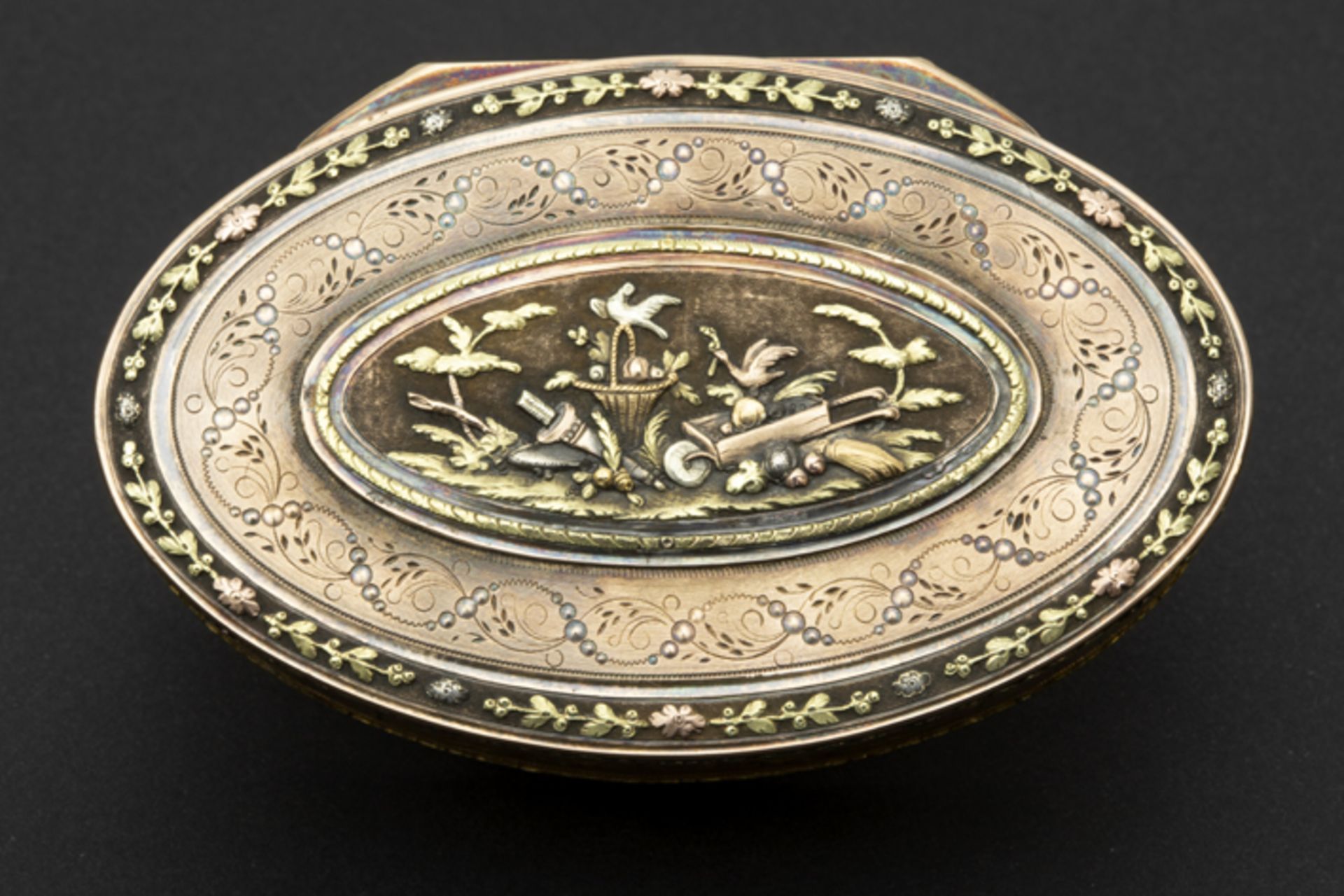 antique oval pill or snuff box in gold Antiek ovaal pillendoosje in goud met verschillende - Image 5 of 5