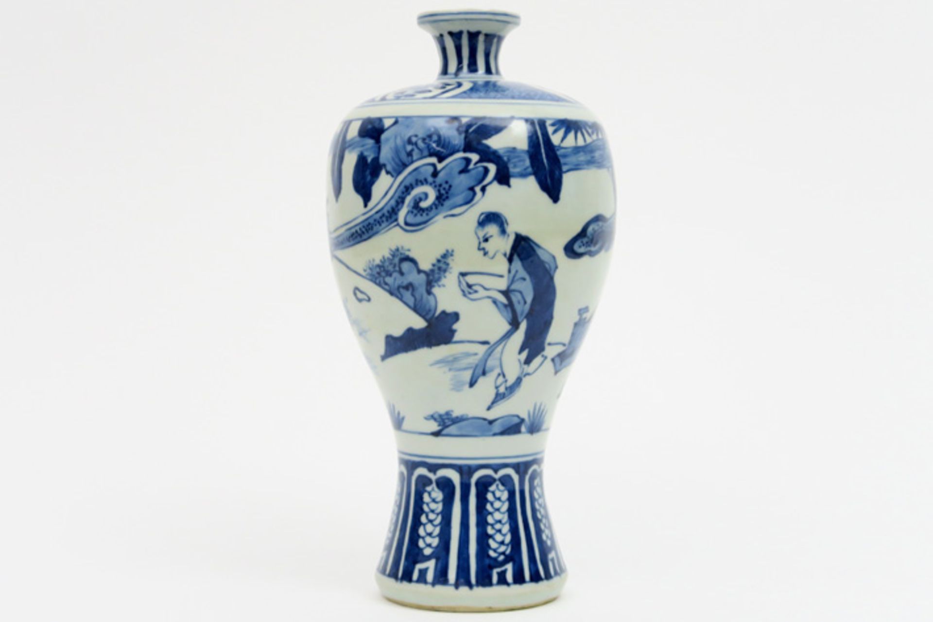 Chinese vase in marked porcelain with blue-white figures decor Chinese vaas in gemerkt porselein met