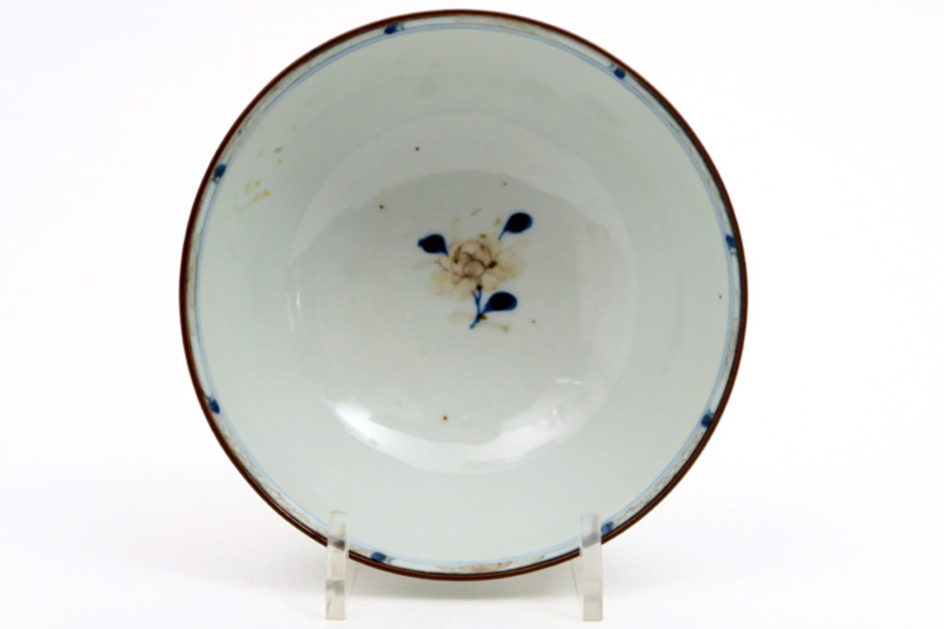 18th Cent. Chinese bowl from the shipwreck "The Nanking" in porcelain with blue-white decor with ink - Bild 2 aus 5