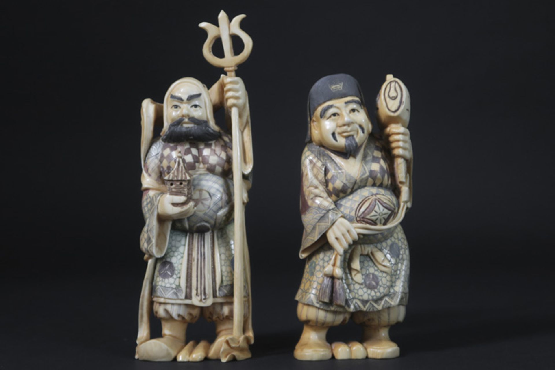pair of old Chinese sculptures in polychromed ivory Paar oude Chinese sculpturen in gepolychromeerde