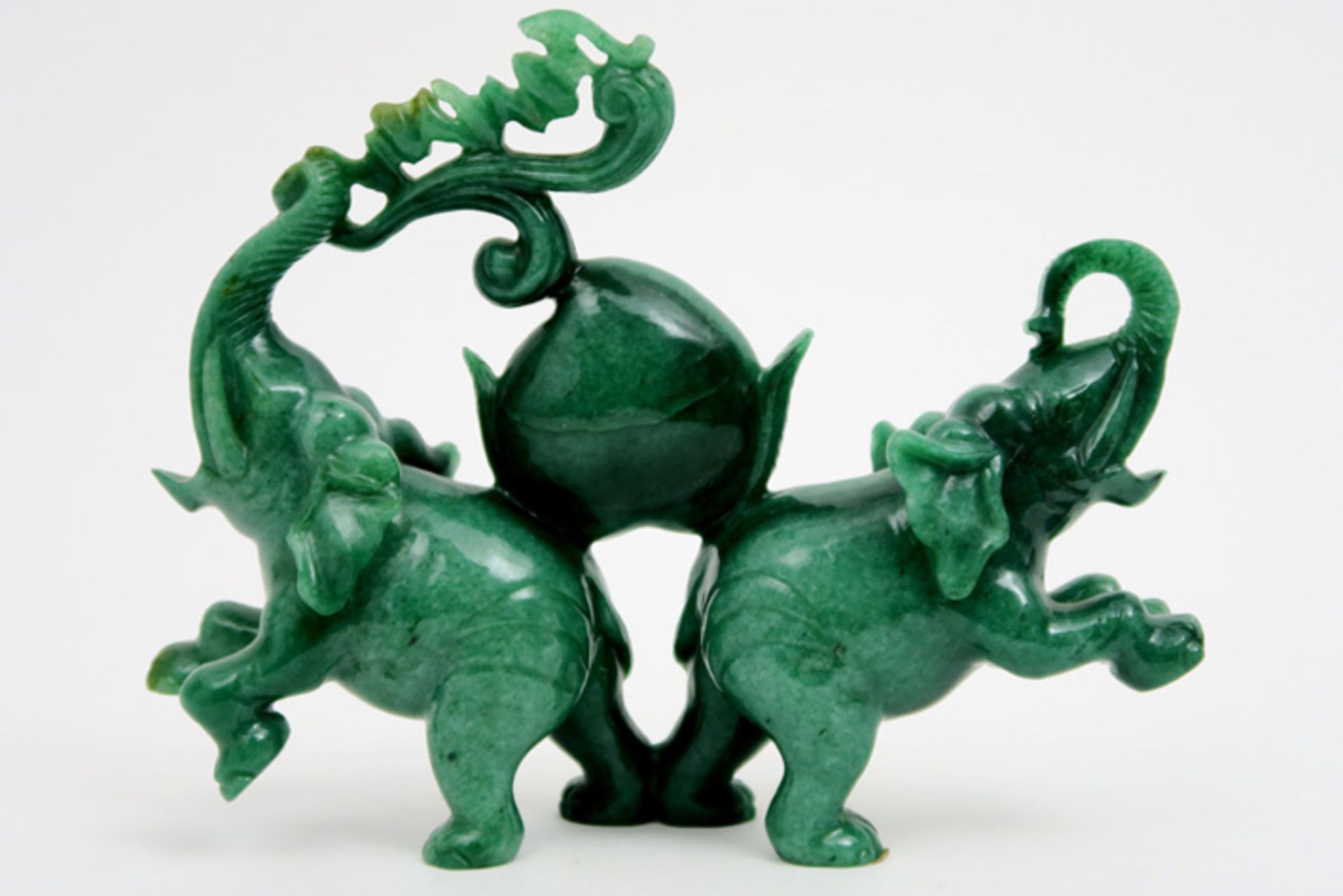 Chinese "good luck" sculpture in aventurine with elephants, bats and a peach Chinese sculptuur / - Image 2 of 2