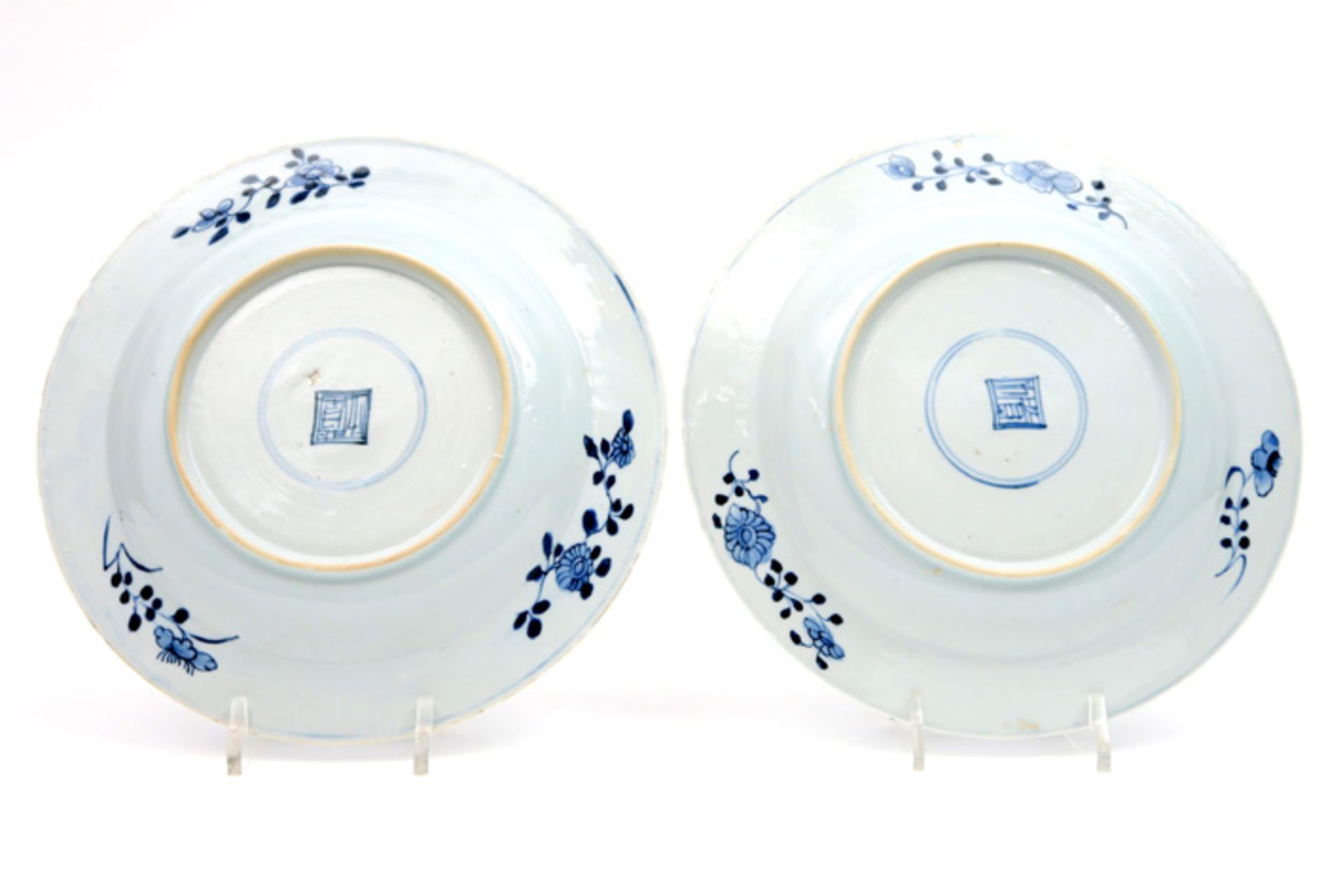 pair of 17th/18th Cent. Kang Xi Chinese plates in porcelain with blue-white decor with 'fools' - Bild 2 aus 2